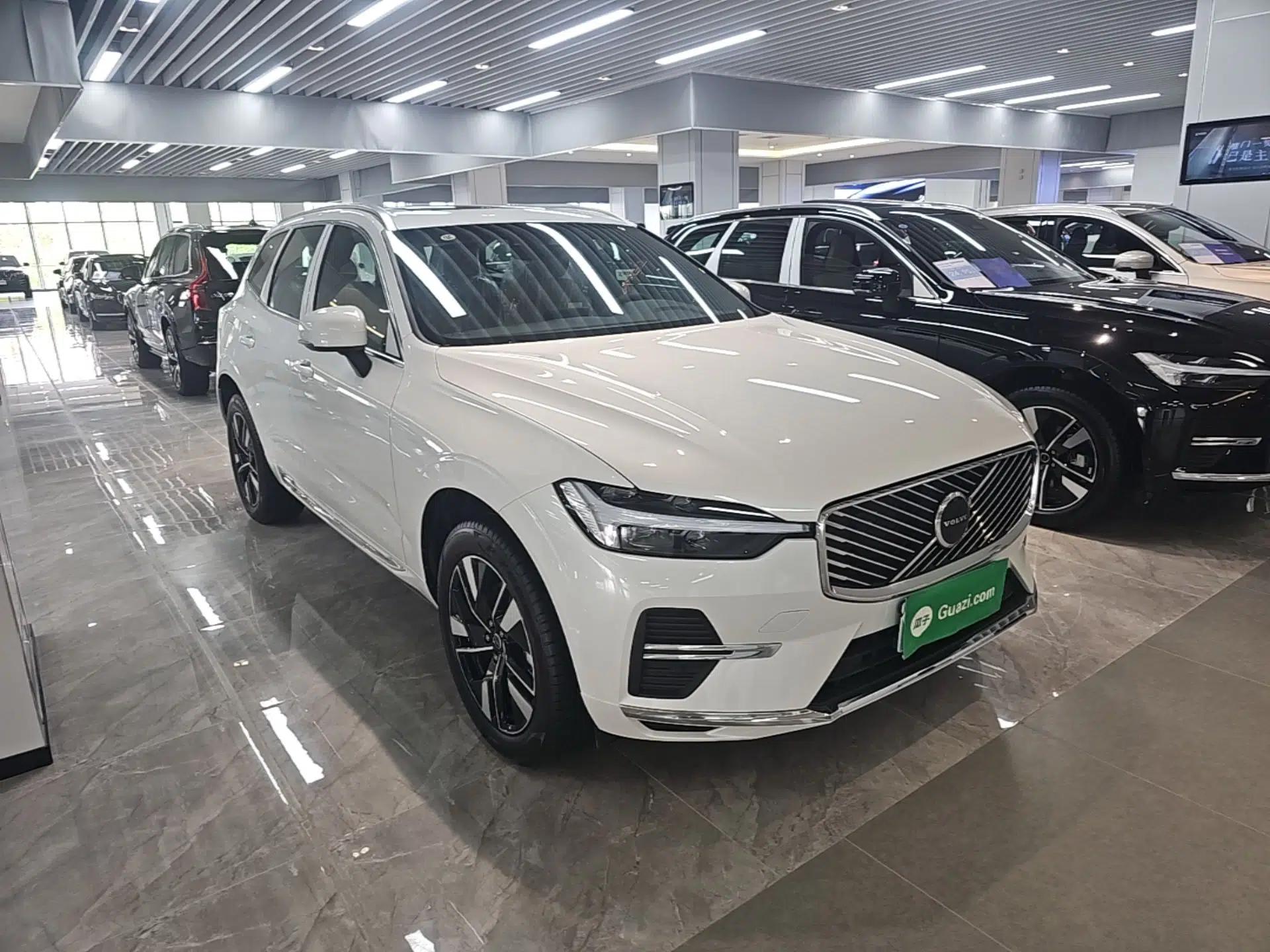 Volvo XC60 2026 B5 4x4 Smart Luxury Edition — миниатюра 3