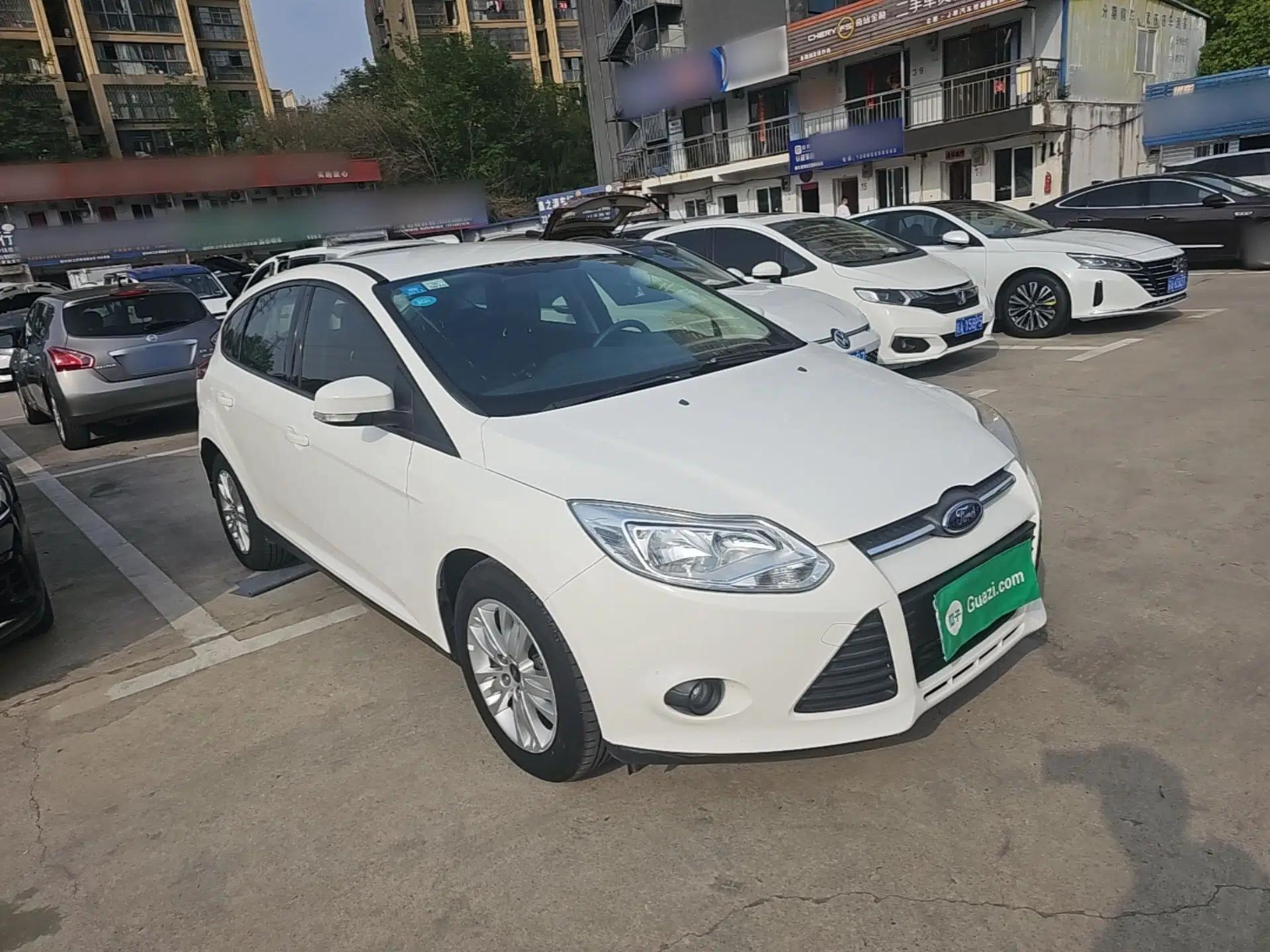 Ford Focus 2012 Hatchback 1.6L Automatic Comfort Model — миниатюра 3