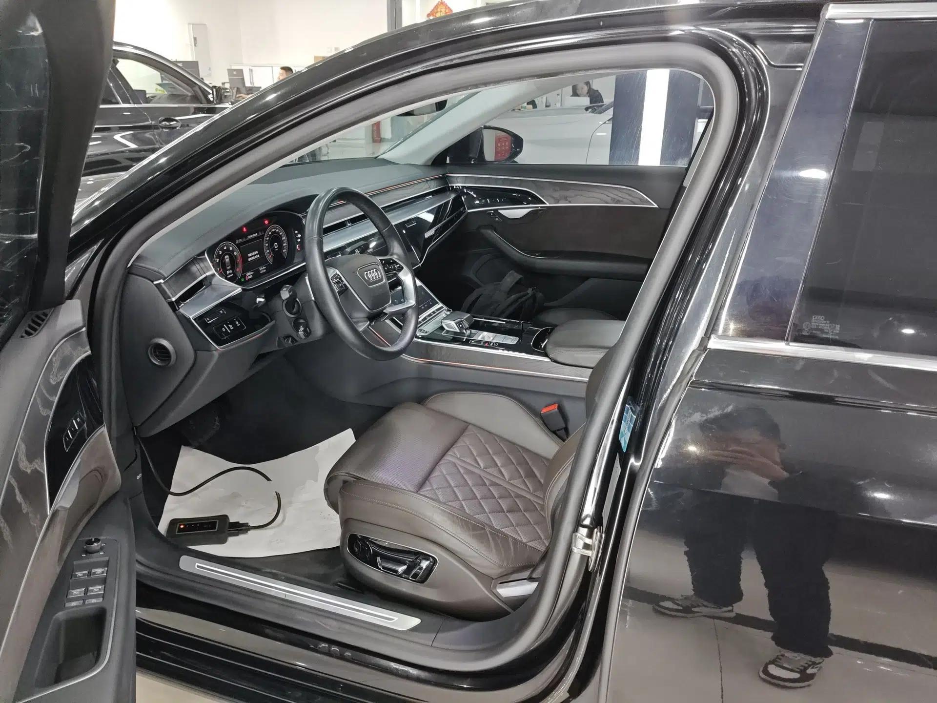 Audi A8 2021 A8L 50 TFSI quattro Comfort Model — миниатюра 17
