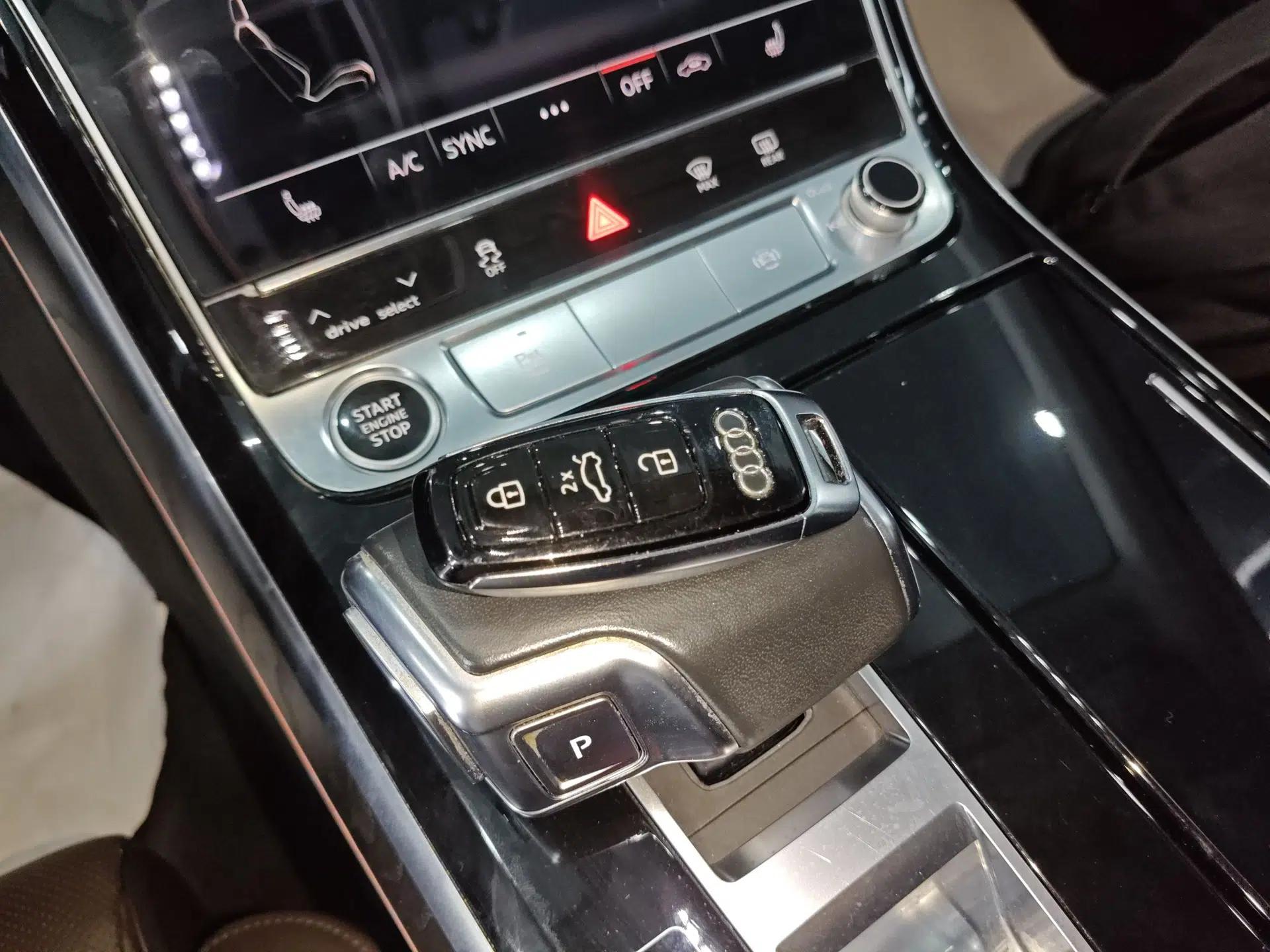 Audi A8 2021 A8L 50 TFSI quattro Comfort Model — миниатюра 22