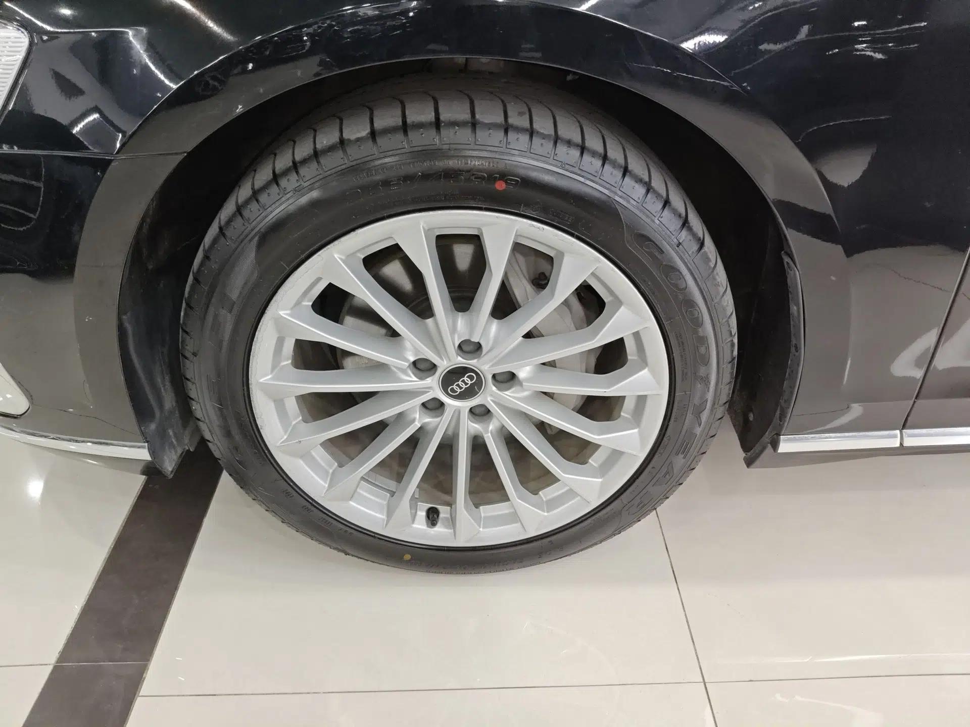Audi A8 2021 A8L 50 TFSI quattro Comfort Model — миниатюра 9
