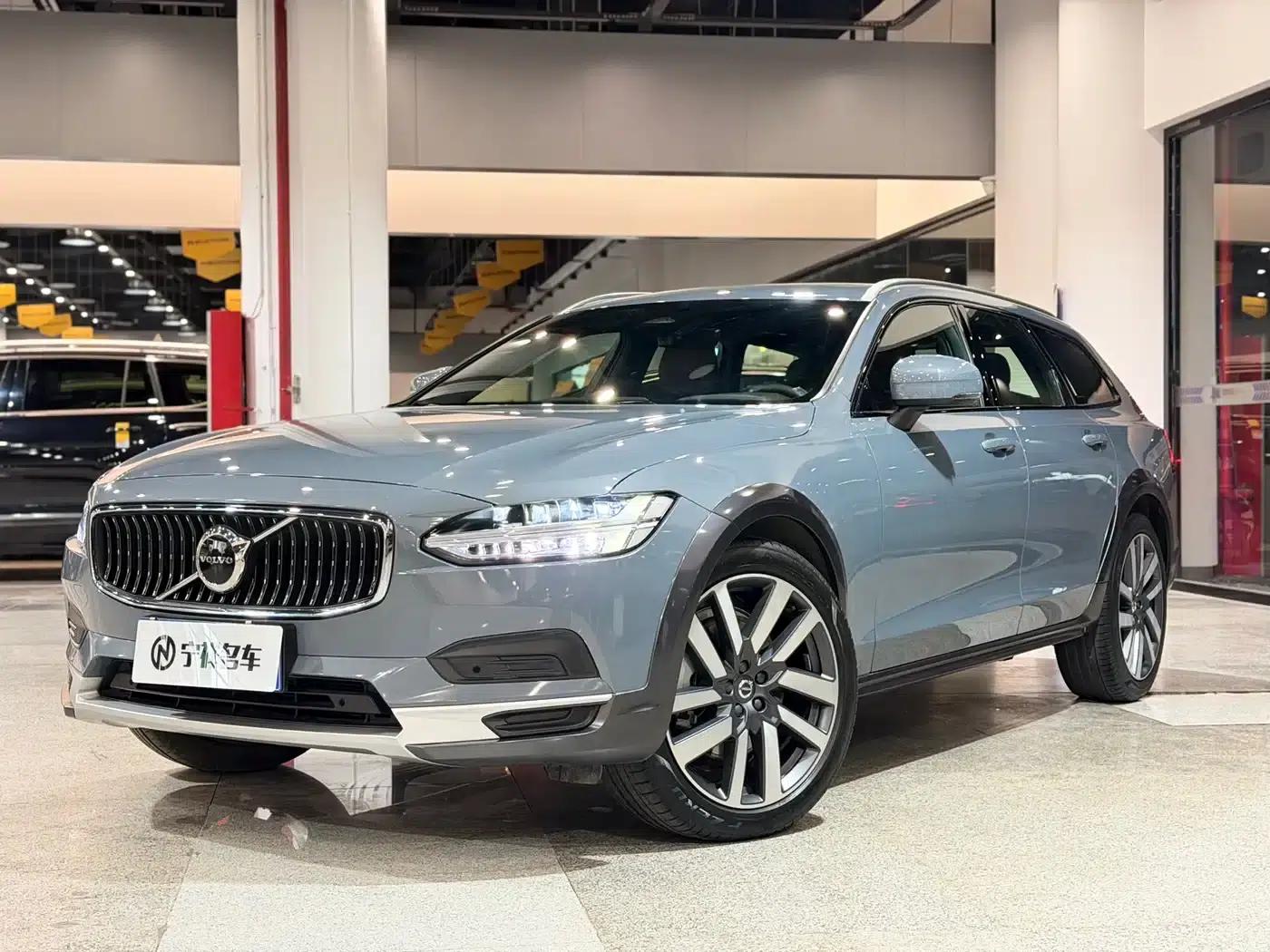 2022 Volvo V90 Cross Country B5 AWD Smart Edition — миниатюра 1