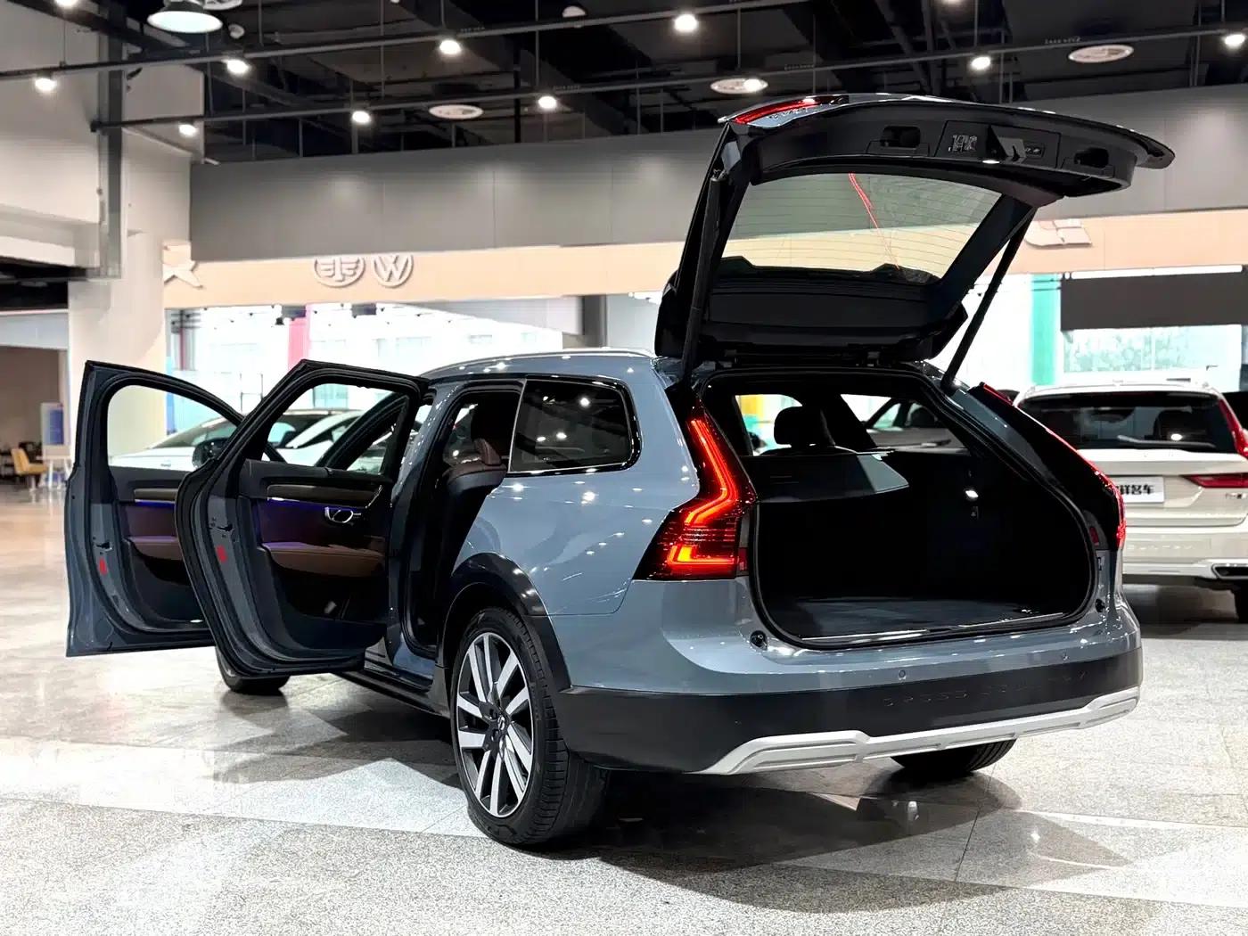 2022 Volvo V90 Cross Country B5 AWD Smart Edition — миниатюра 11