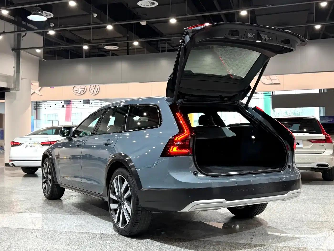 2022 Volvo V90 Cross Country B5 AWD Smart Edition — миниатюра 12