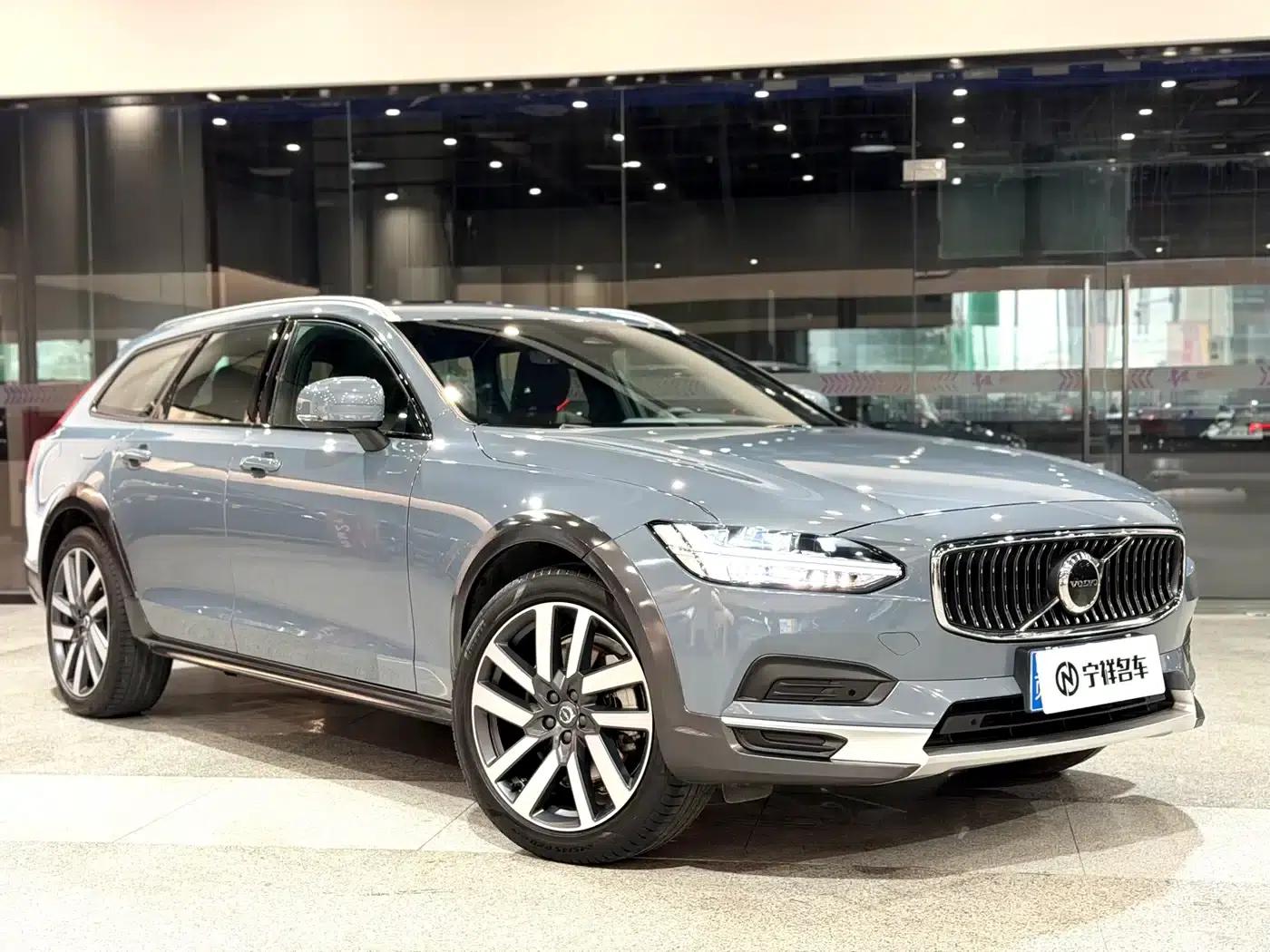 2022 Volvo V90 Cross Country B5 AWD Smart Edition — миниатюра 3