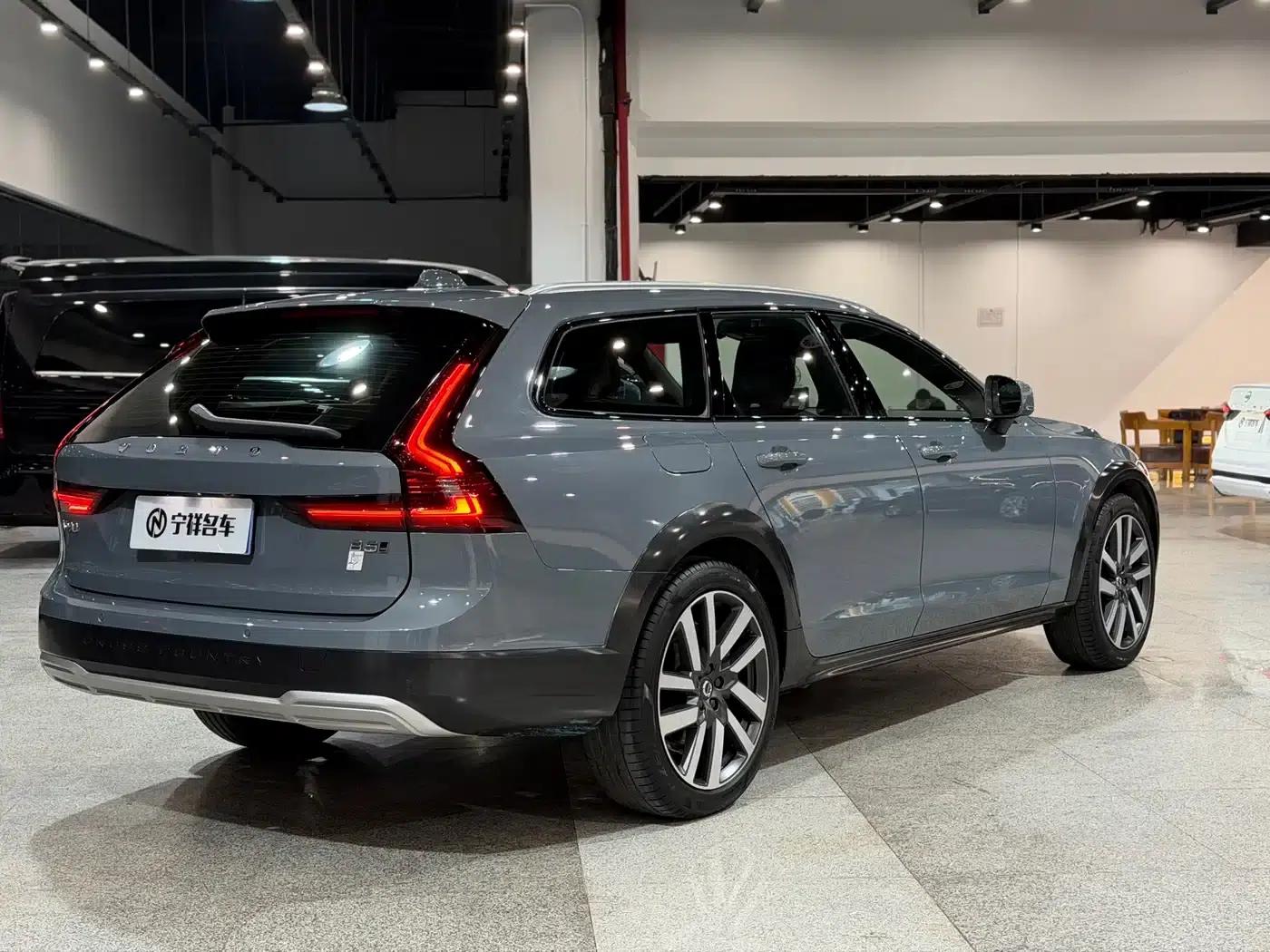 2022 Volvo V90 Cross Country B5 AWD Smart Edition — миниатюра 4