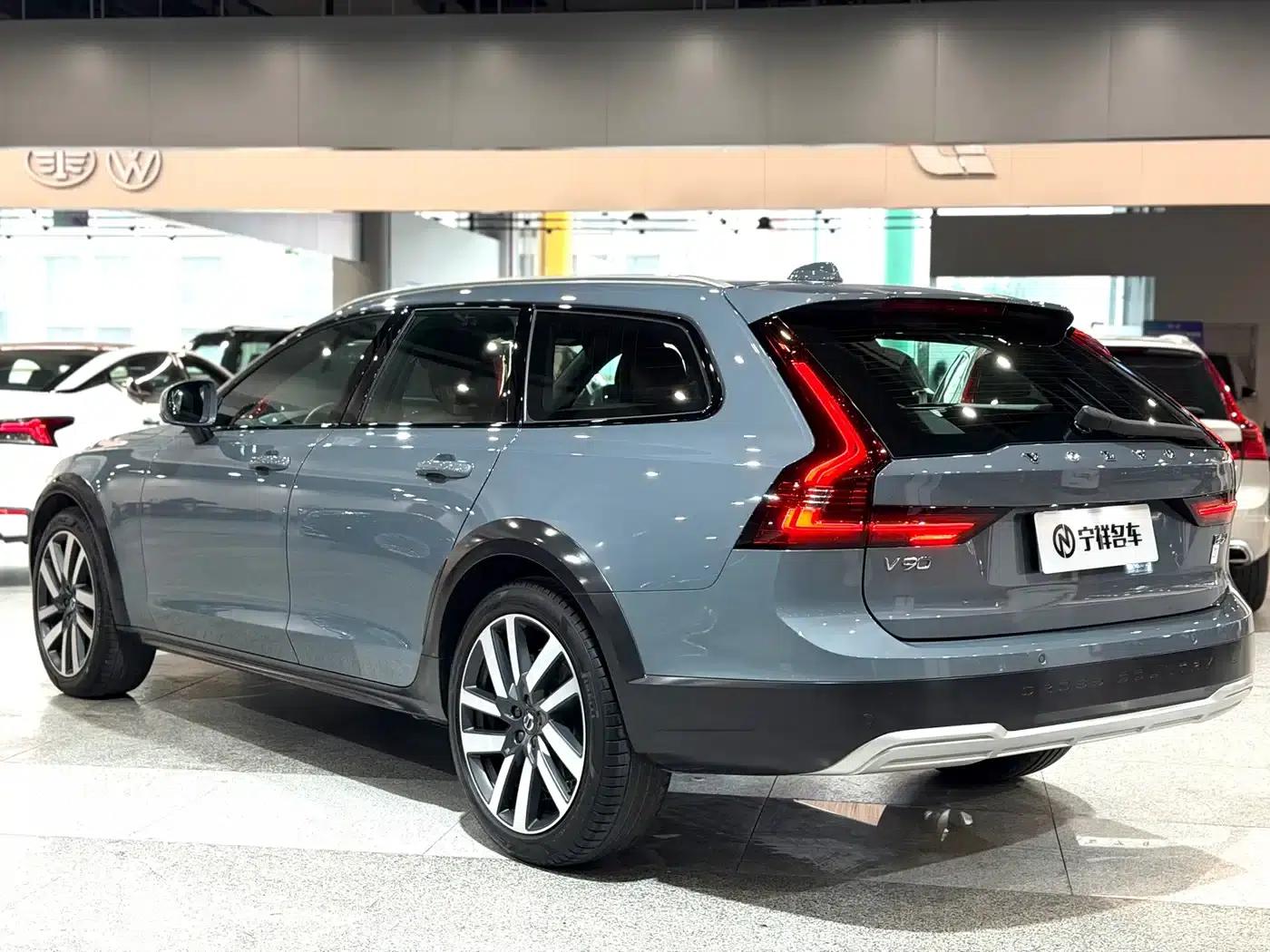 2022 Volvo V90 Cross Country B5 AWD Smart Edition — миниатюра 6