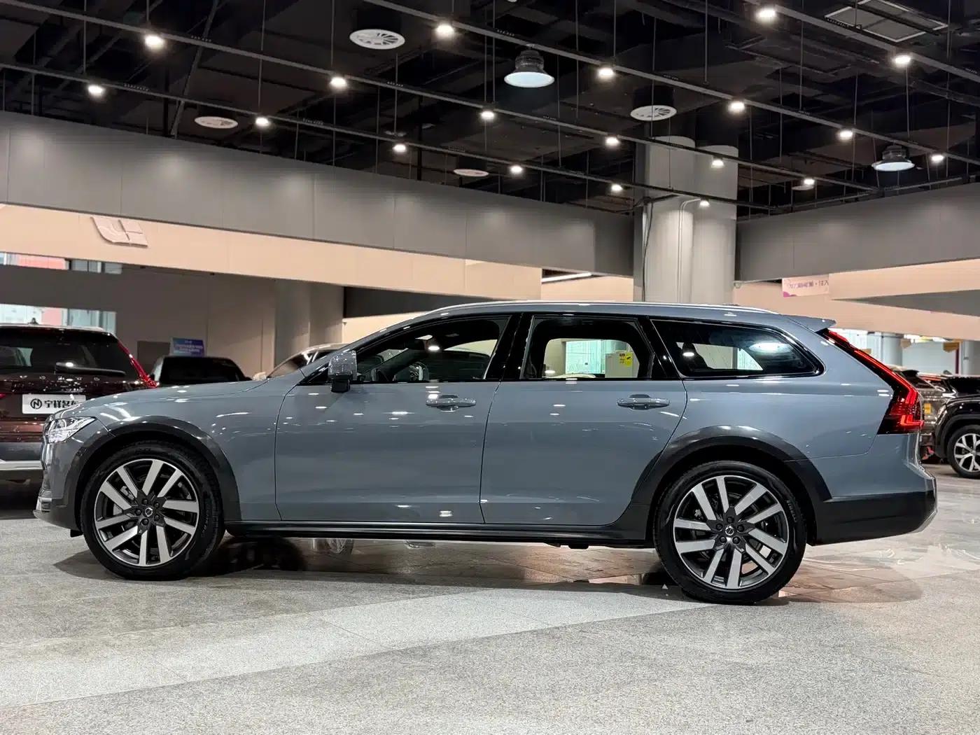 2022 Volvo V90 Cross Country B5 AWD Smart Edition — миниатюра 7