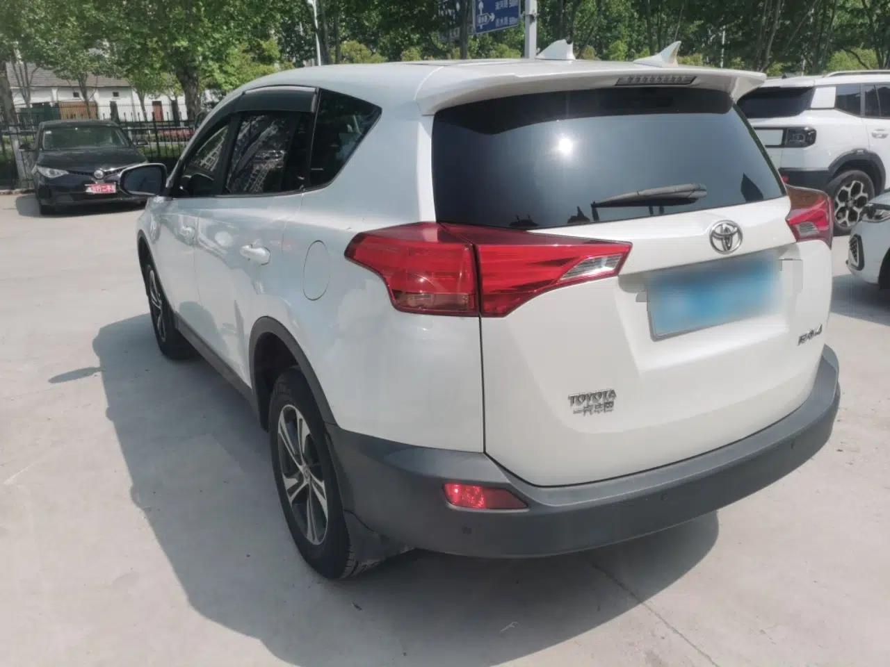 Toyota RAV4 2015 2.0L CVT Two-Wheel Drive Fashion Edition — миниатюра 4