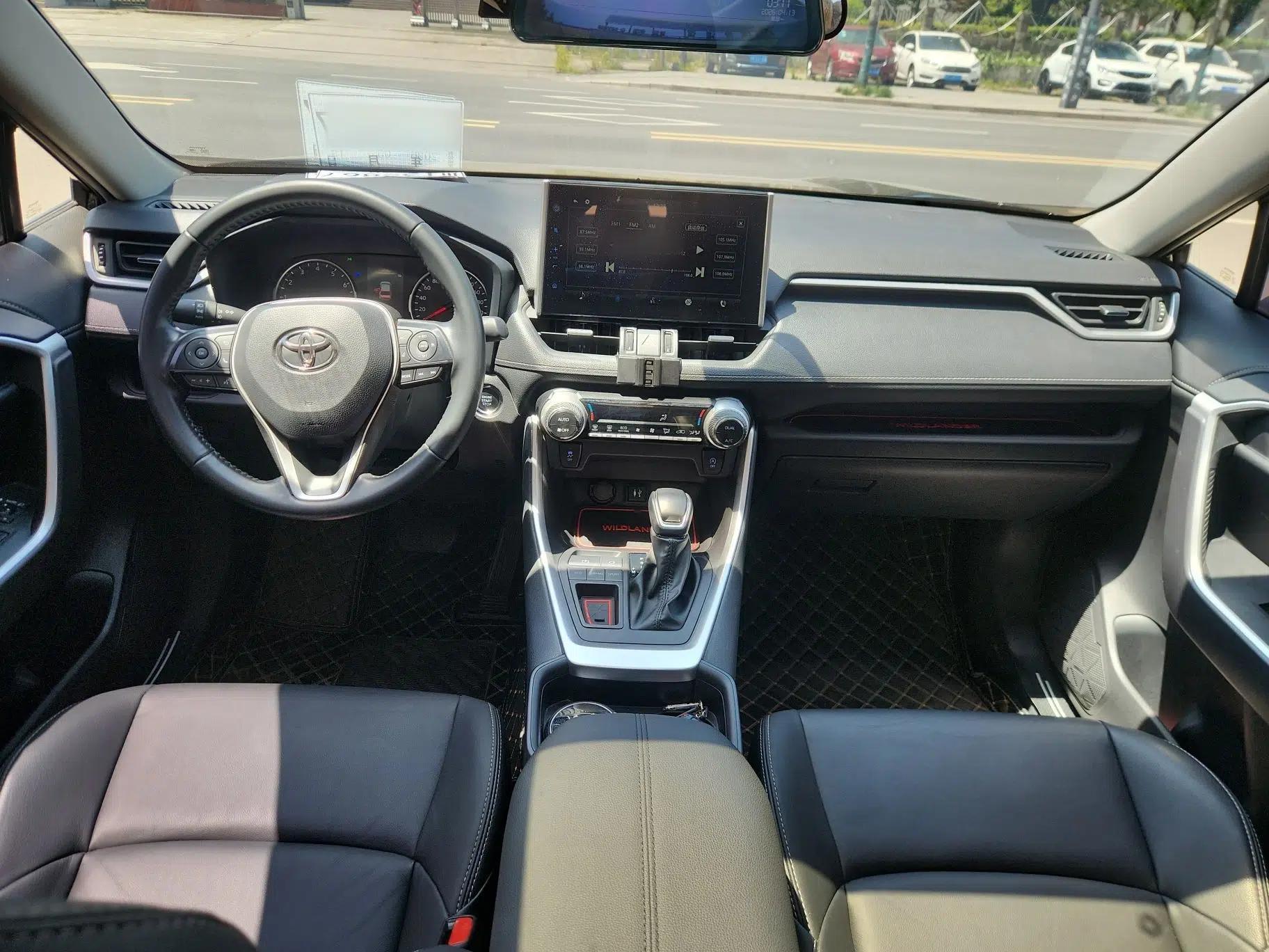 Toyota Wildlander 2022 2.0L CVT Two-Wheel Drive Luxury PLUS Edition — миниатюра 13