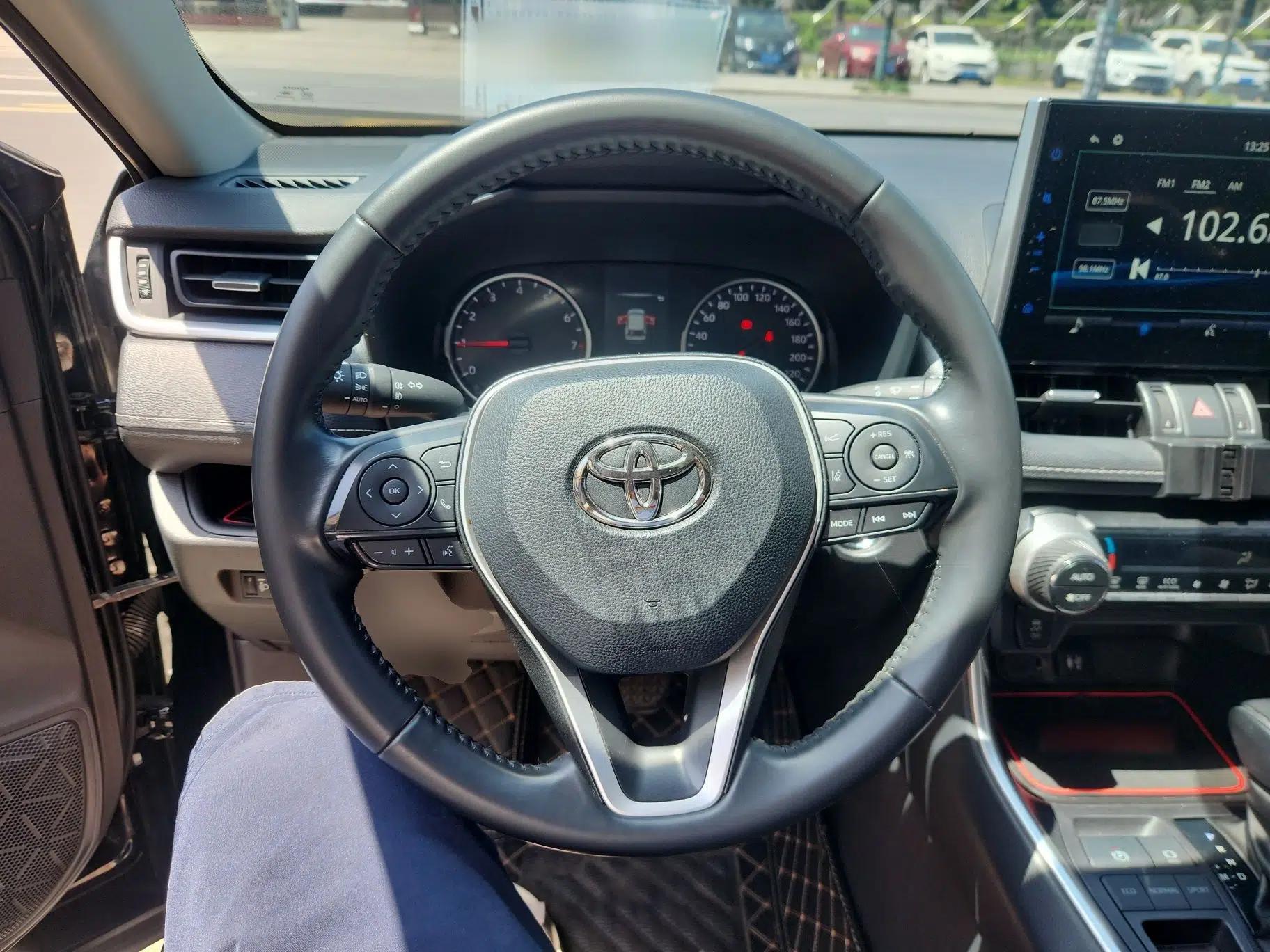 Toyota Wildlander 2022 2.0L CVT Two-Wheel Drive Luxury PLUS Edition — миниатюра 14