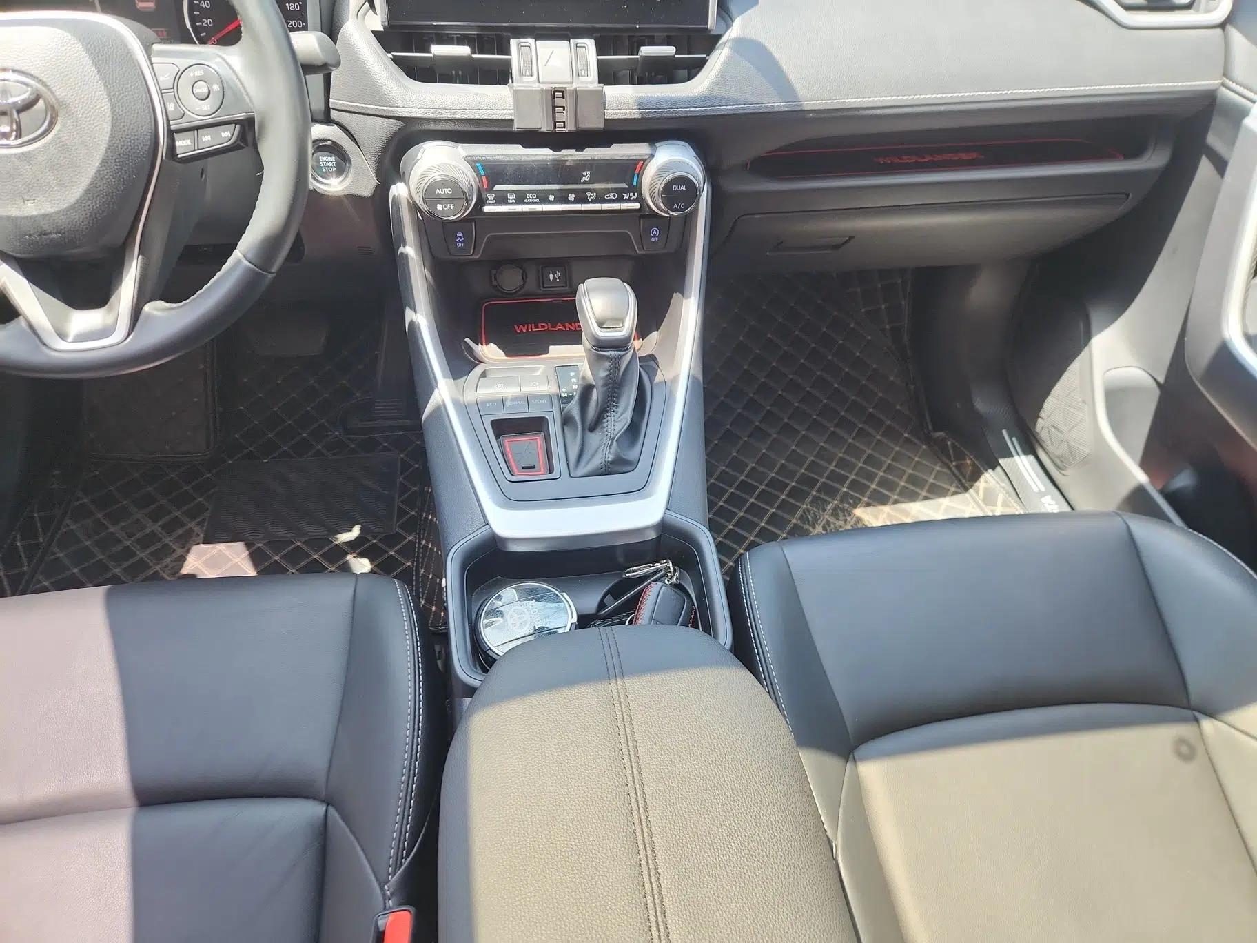 Toyota Wildlander 2022 2.0L CVT Two-Wheel Drive Luxury PLUS Edition — миниатюра 17