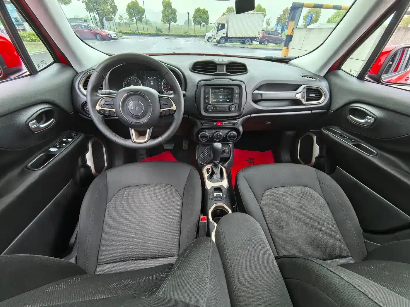 Jeep Renegade 2017 180T Automatic Performance Edition — миниатюра 5