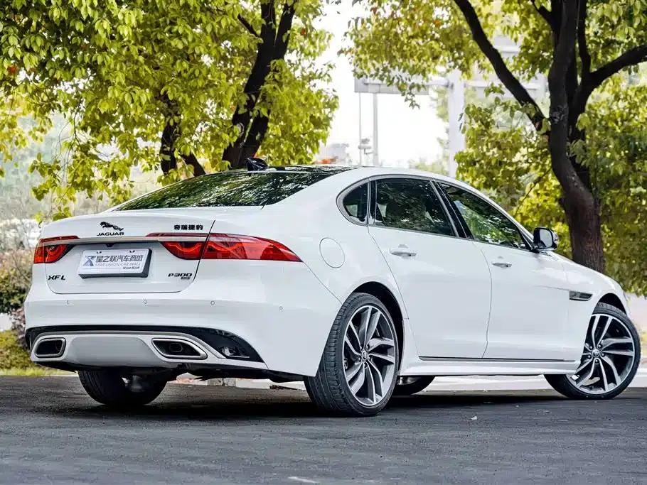 Jaguar XFL 2024 2.0T P300 AWD Flagship Sport Gold Edition — миниатюра 6
