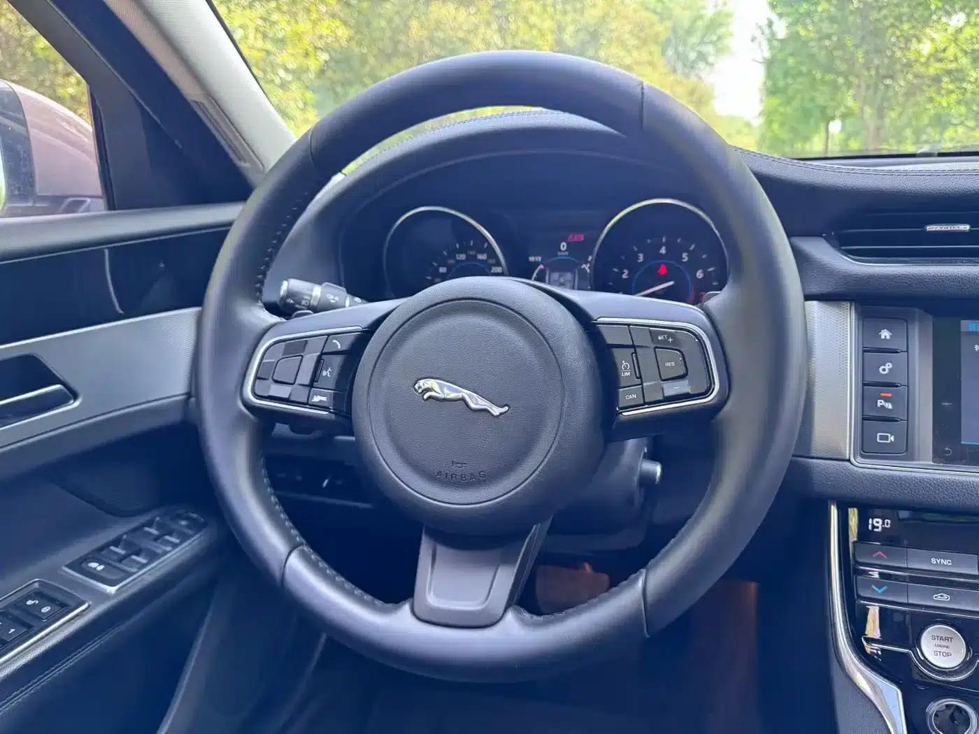 2016 Jaguar XF 2.0T 2WD Elegance Edition — миниатюра 6