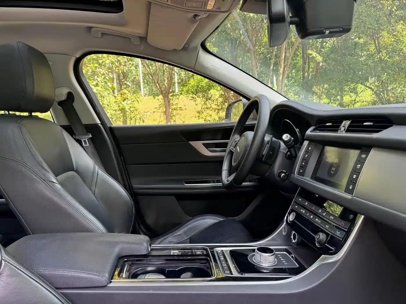 2016 Jaguar XF 2.0T 2WD Elegance Edition — миниатюра 7