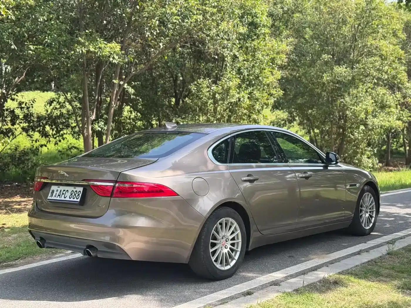 2016 Jaguar XF 2.0T 2WD Elegance Edition — миниатюра 9