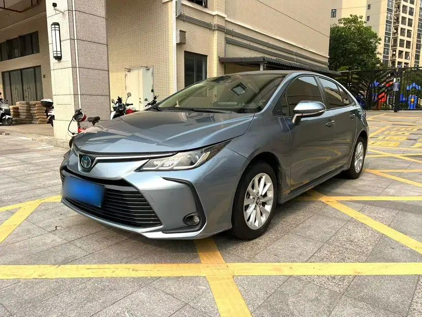 Toyota Corolla 2021 Dual-Motor 1.8L E-CVT Elite Edition — миниатюра 1