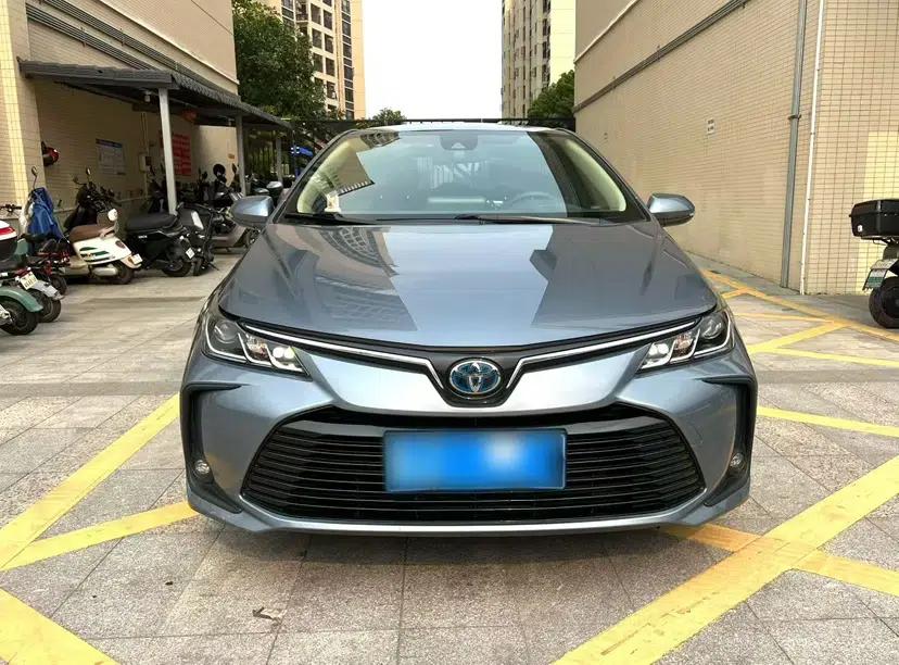 Toyota Corolla 2021 Dual-Motor 1.8L E-CVT Elite Edition — миниатюра 3