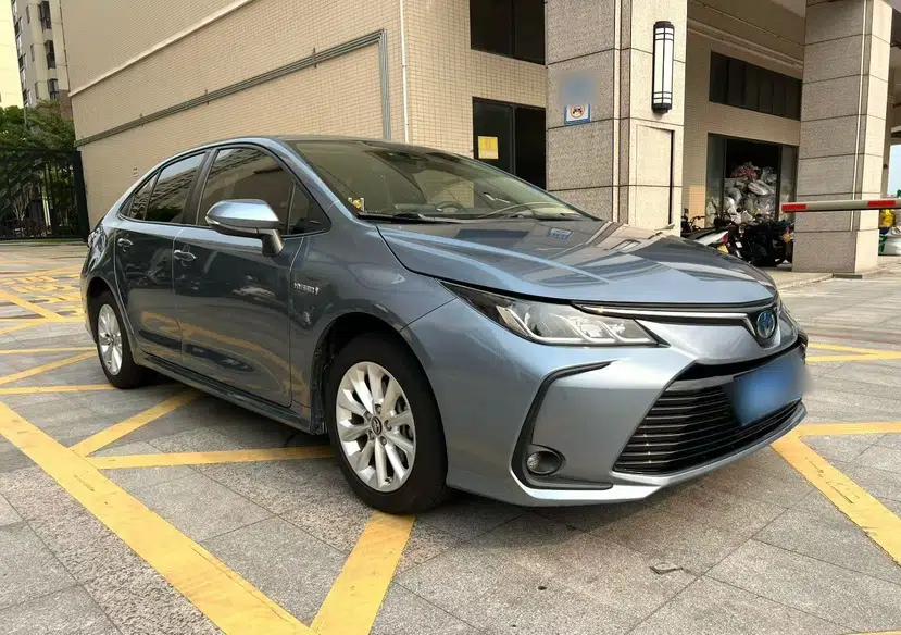 Toyota Corolla 2021 Dual-Motor 1.8L E-CVT Elite Edition — миниатюра 5