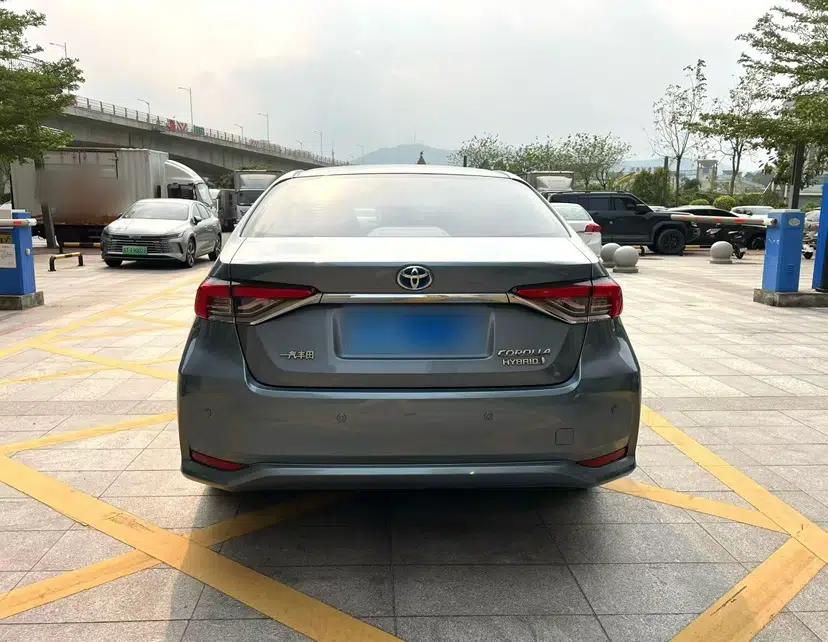 Toyota Corolla 2021 Dual-Motor 1.8L E-CVT Elite Edition — миниатюра 6