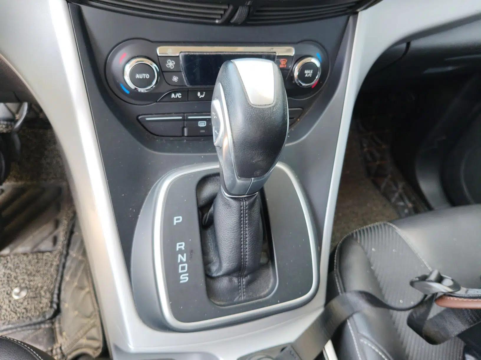 Ford Kuga 2013 1.6L GTDi Two-Wheel-Drive Trend Model — миниатюра 17