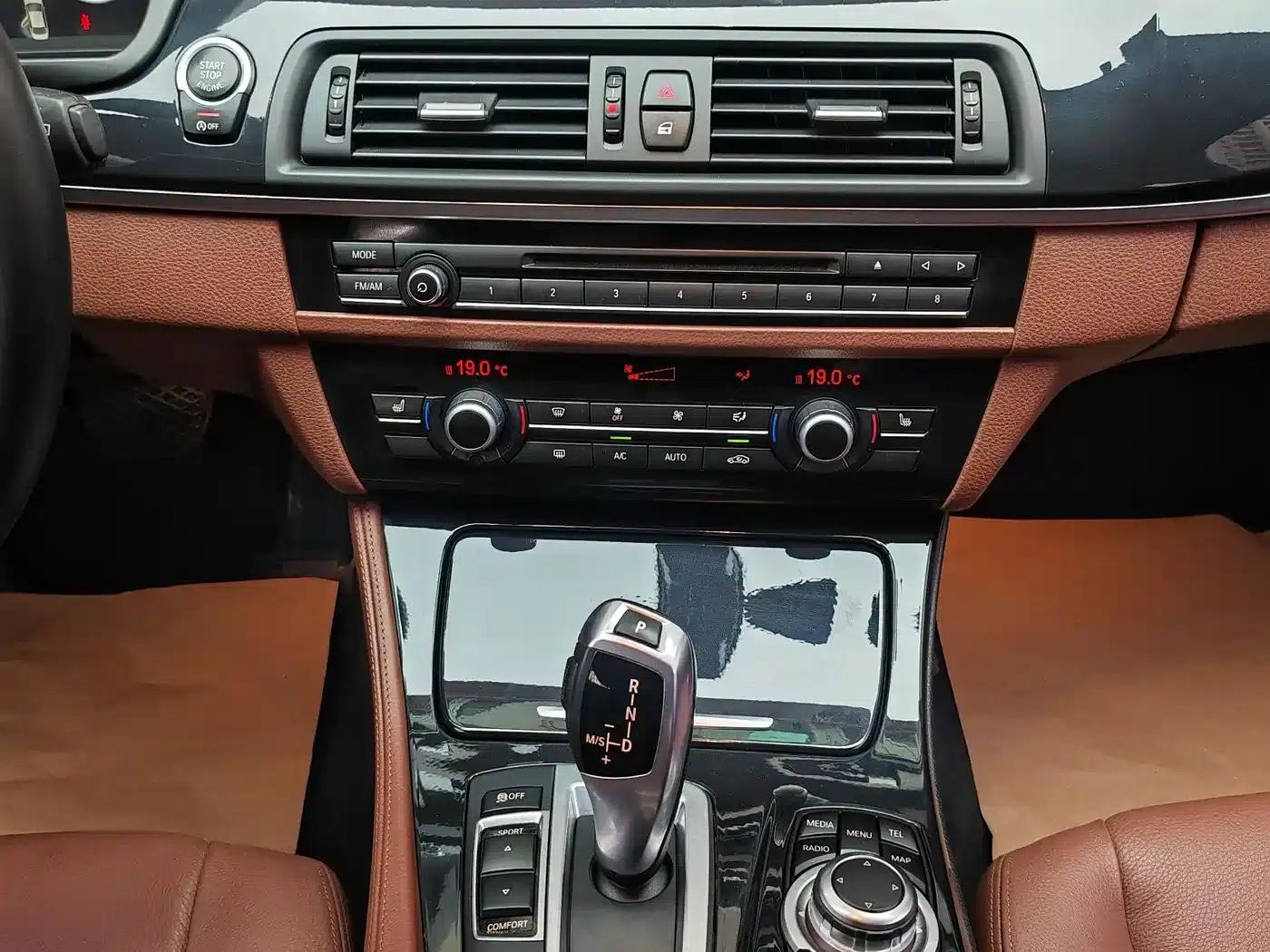 BMW 5 Series 2017 520Li Elegant Edition — миниатюра 8