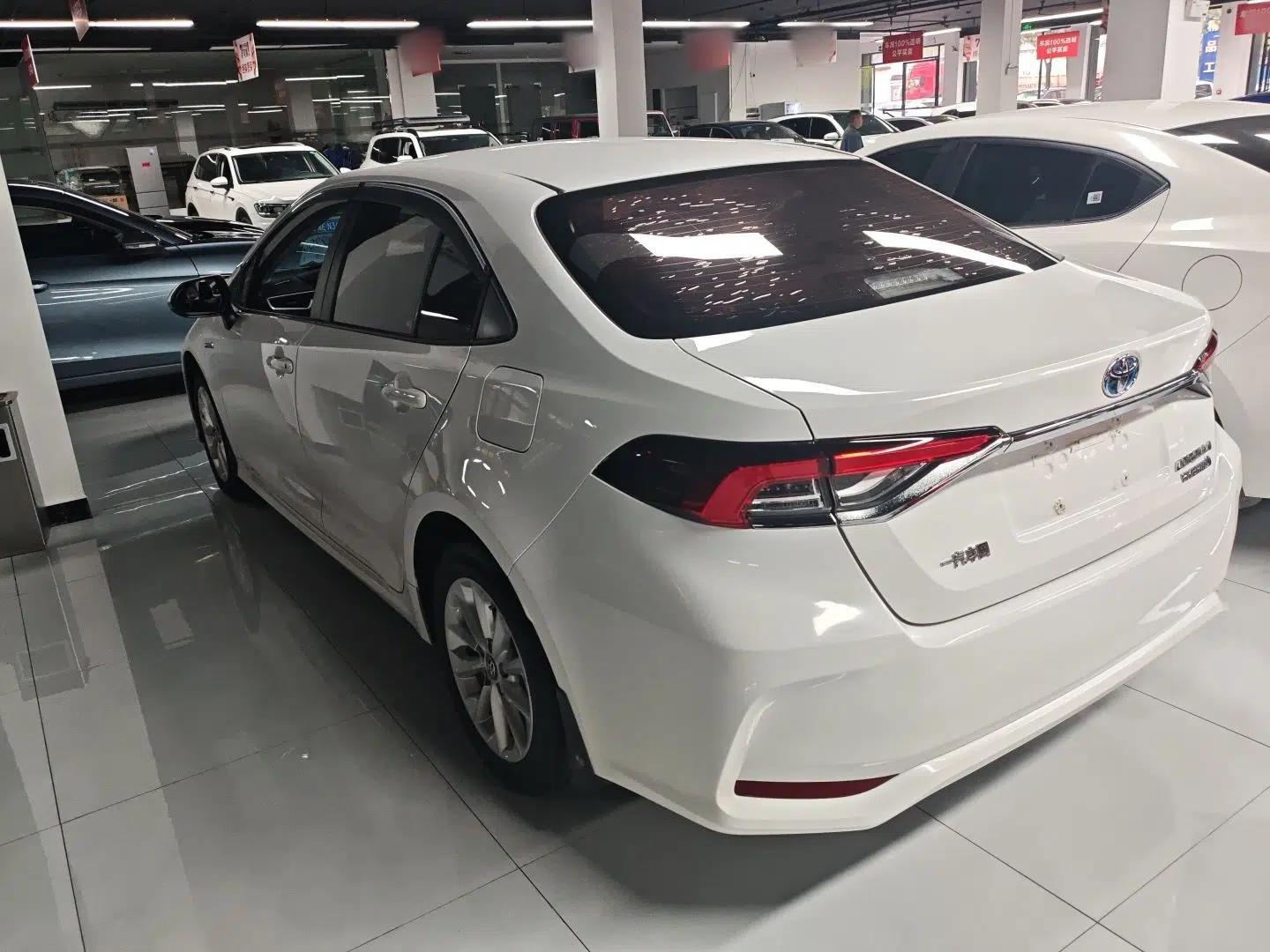 Toyota Corolla 2021 Dual-Motor 1.8L E-CVT Elite Edition — миниатюра 4