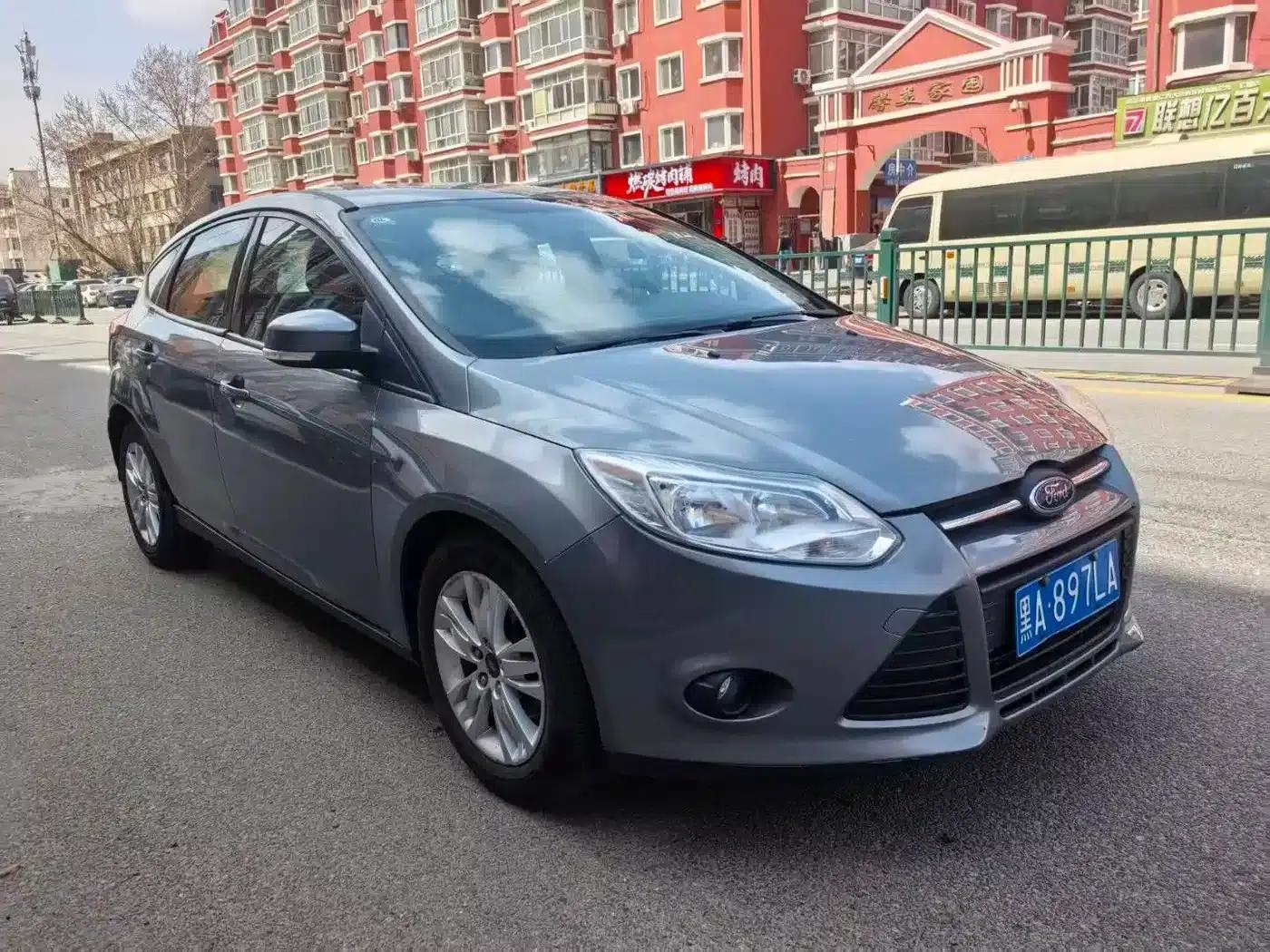 Ford Focus 2012 Hatchback 1.6L Automatic Comfort — миниатюра 3