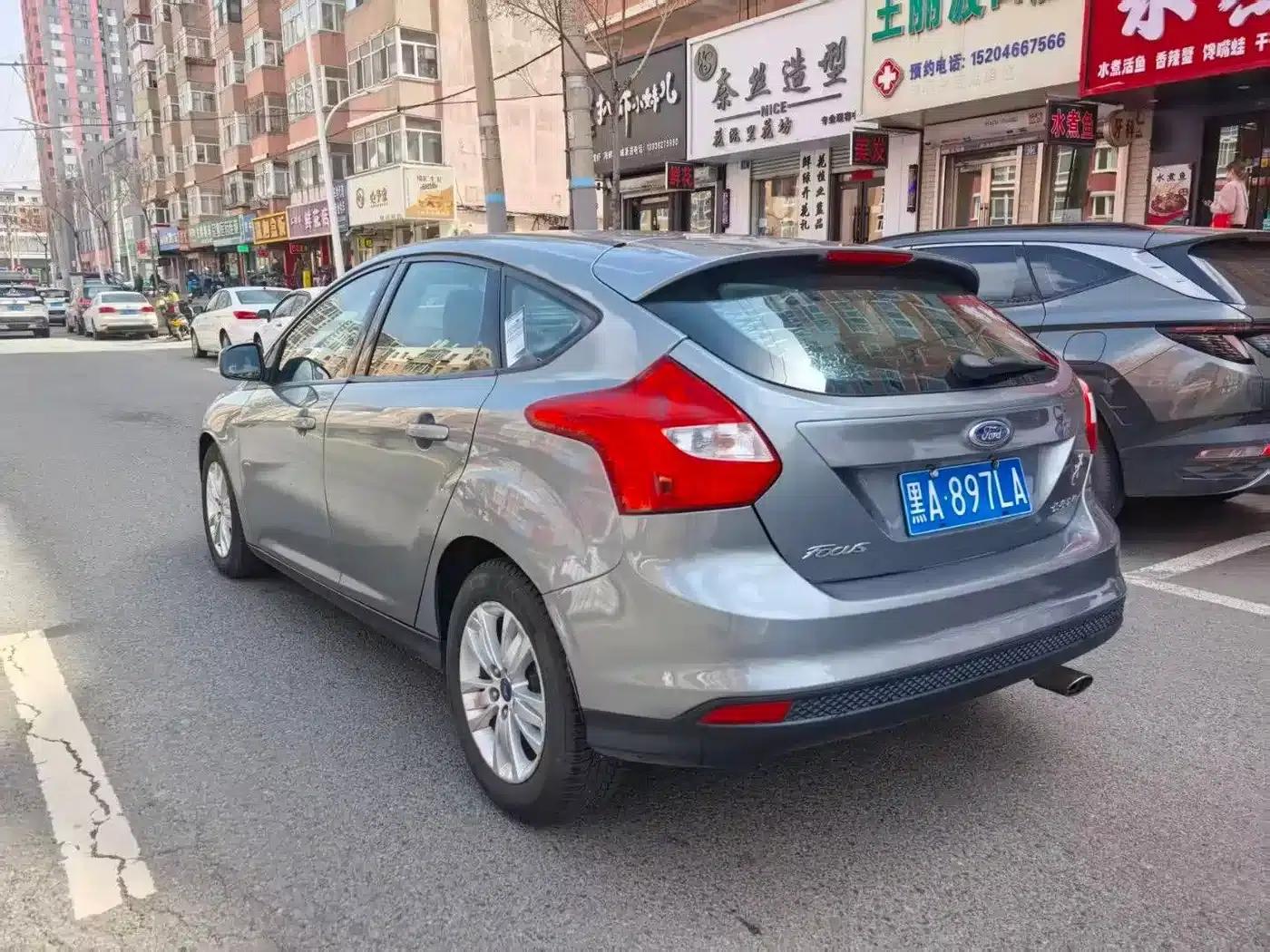 Ford Focus 2012 Hatchback 1.6L Automatic Comfort — миниатюра 4