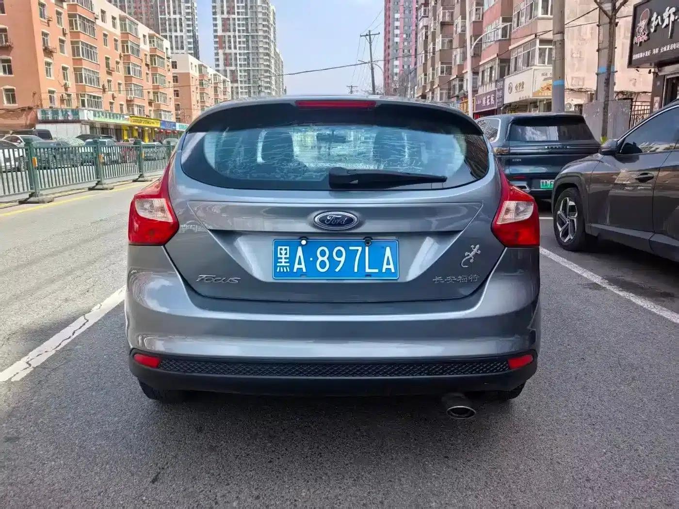 Ford Focus 2012 Hatchback 1.6L Automatic Comfort — миниатюра 6