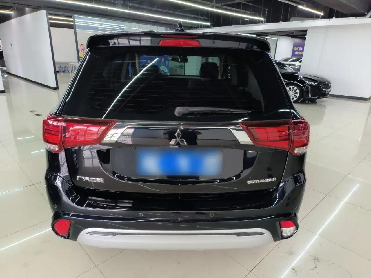 Mitsubishi Outlander 2020 2.4L 4x4 Zhi Xiang Edition 5 Seats — миниатюра 5