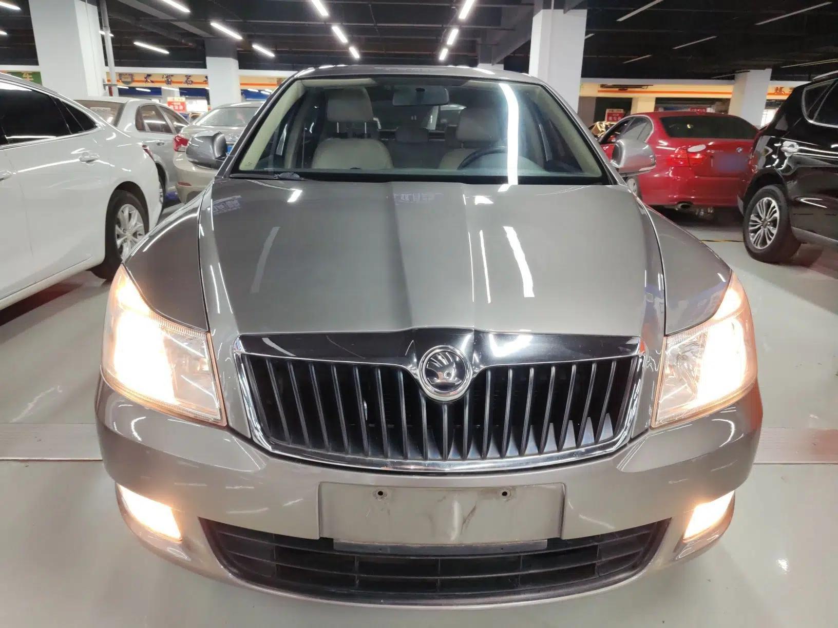 Skoda Octavia 2015 Classic Model 1.6L Automatic Elegance Edition — миниатюра 2