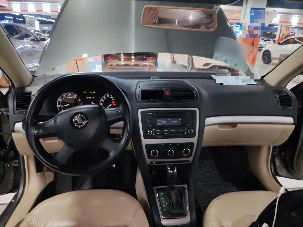 Skoda Octavia 2015 Classic Model 1.6L Automatic Elegance Edition — миниатюра 12