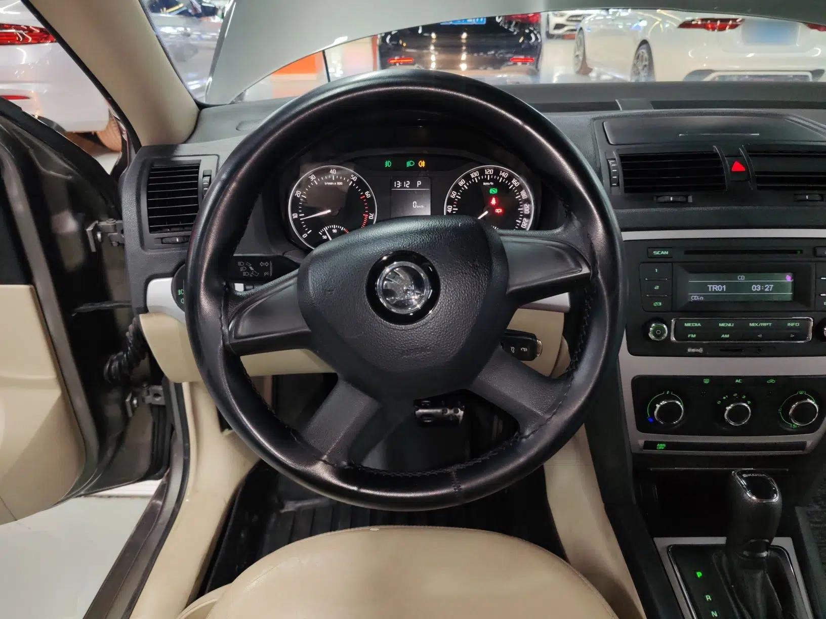 Skoda Octavia 2015 Classic Model 1.6L Automatic Elegance Edition — миниатюра 13