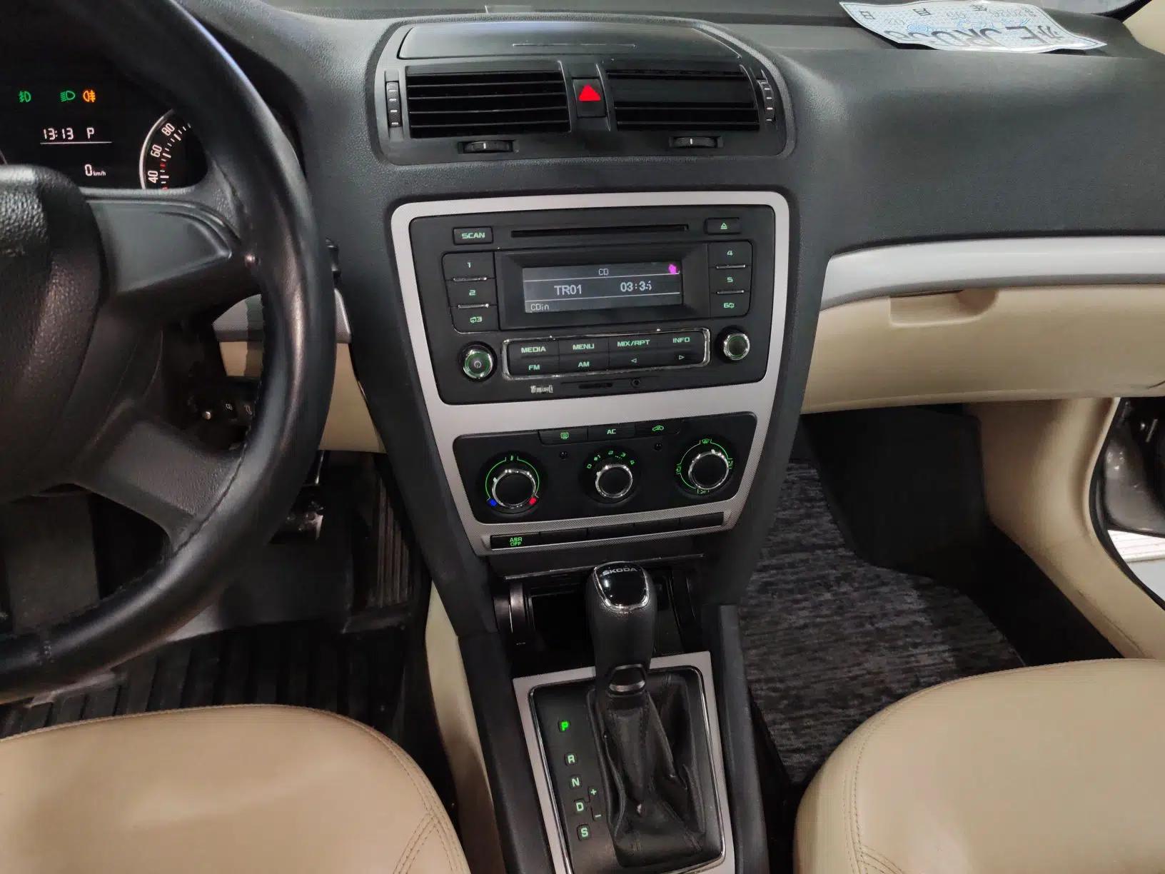 Skoda Octavia 2015 Classic Model 1.6L Automatic Elegance Edition — миниатюра 15