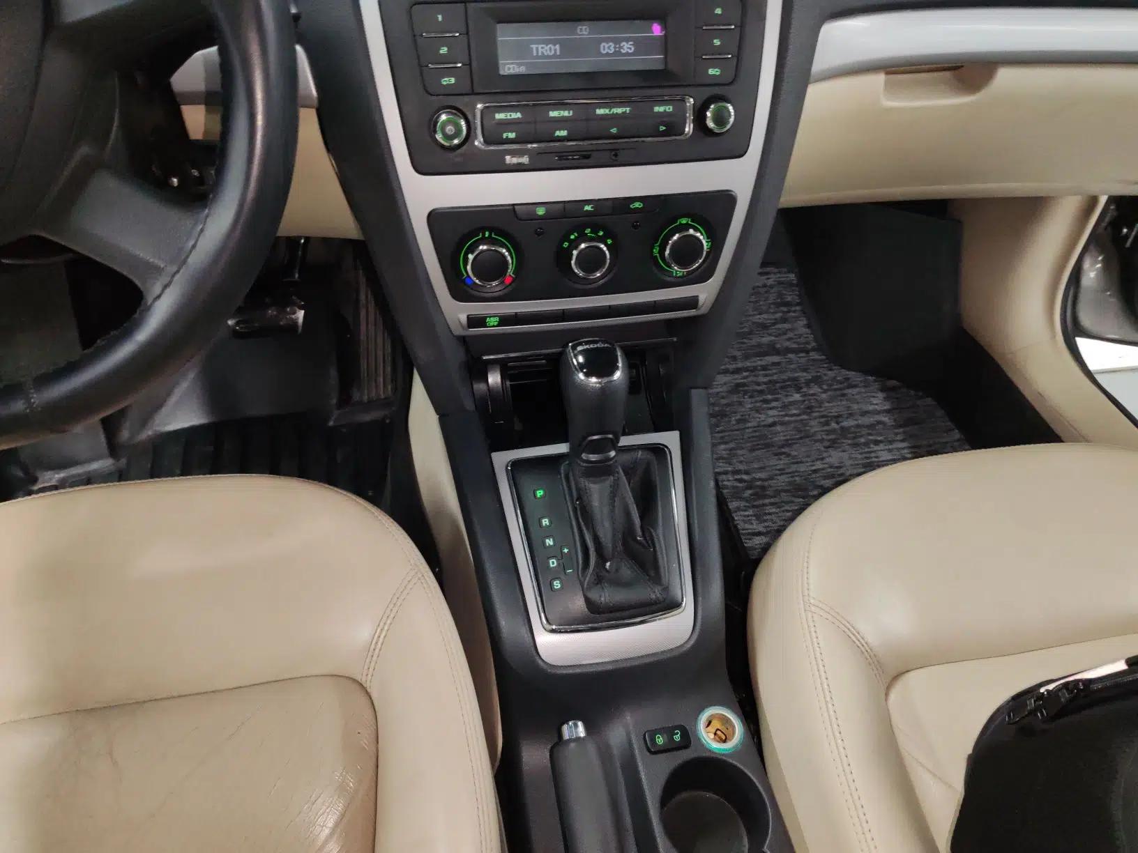 Skoda Octavia 2015 Classic Model 1.6L Automatic Elegance Edition — миниатюра 16