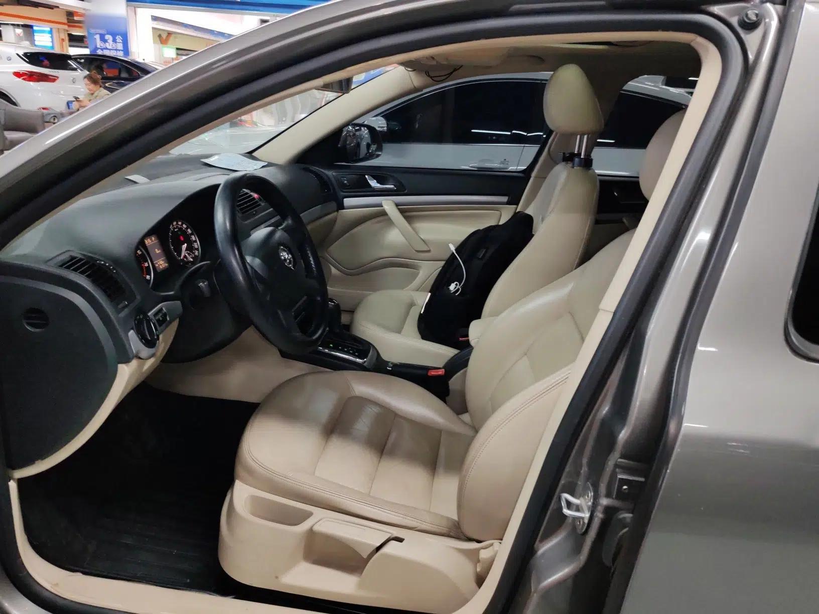 Skoda Octavia 2015 Classic Model 1.6L Automatic Elegance Edition — миниатюра 17