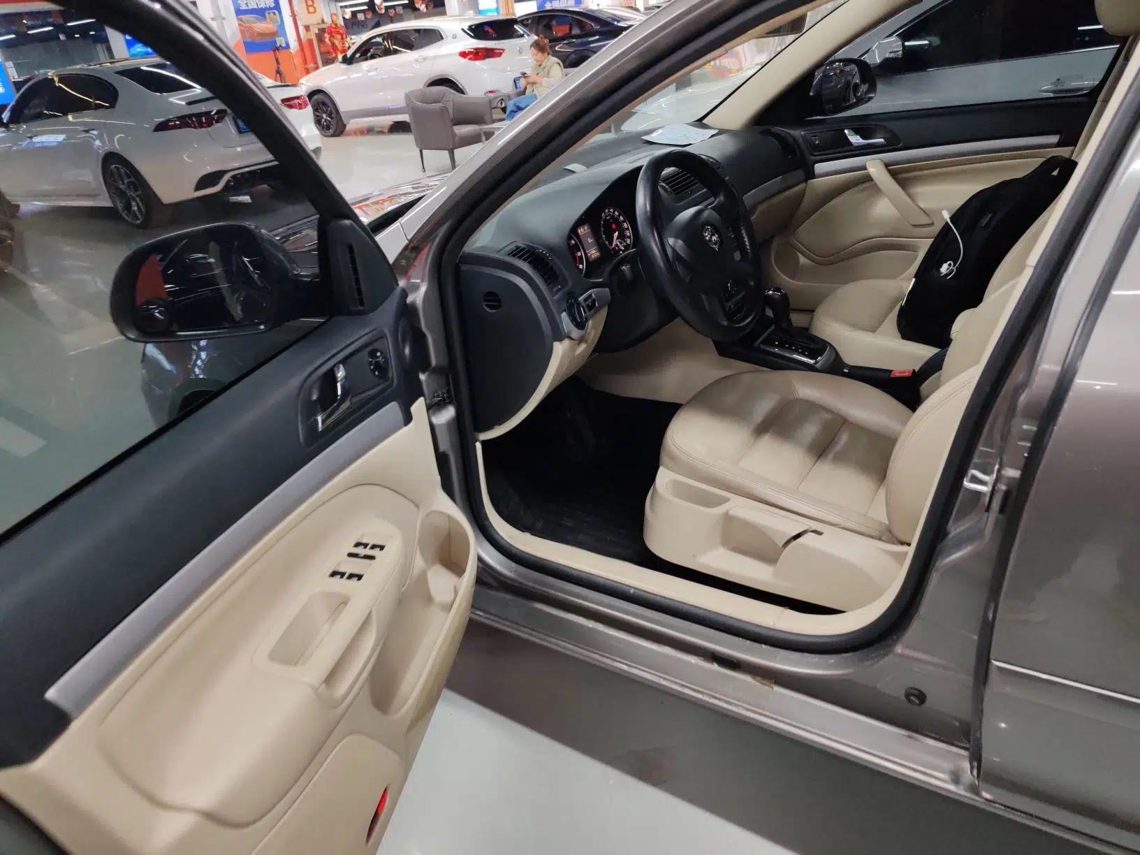 Skoda Octavia 2015 Classic Model 1.6L Automatic Elegance Edition — миниатюра 18