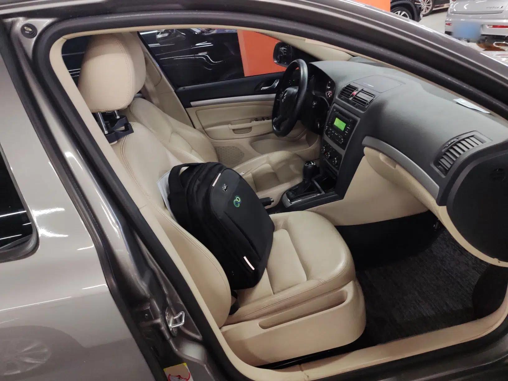Skoda Octavia 2015 Classic Model 1.6L Automatic Elegance Edition — миниатюра 23