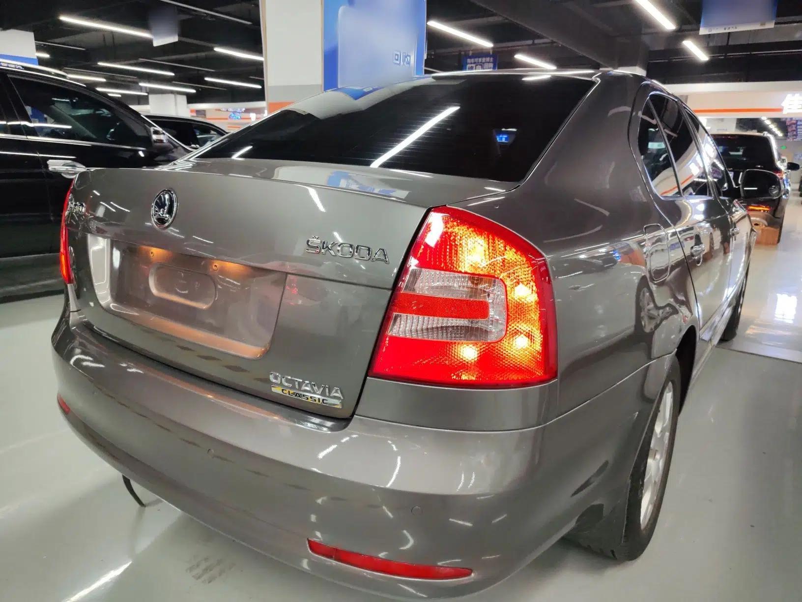 Skoda Octavia 2015 Classic Model 1.6L Automatic Elegance Edition — миниатюра 4