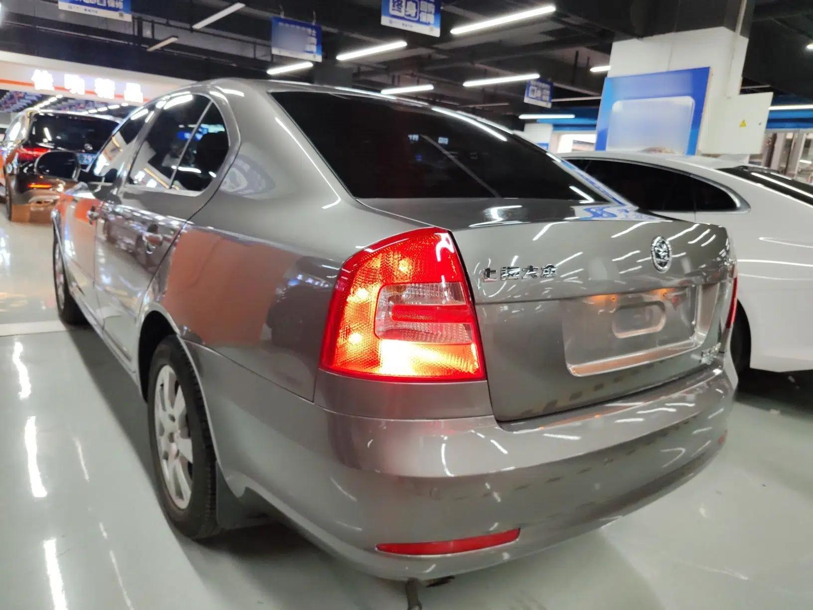 Skoda Octavia 2015 Classic Model 1.6L Automatic Elegance Edition — миниатюра 7