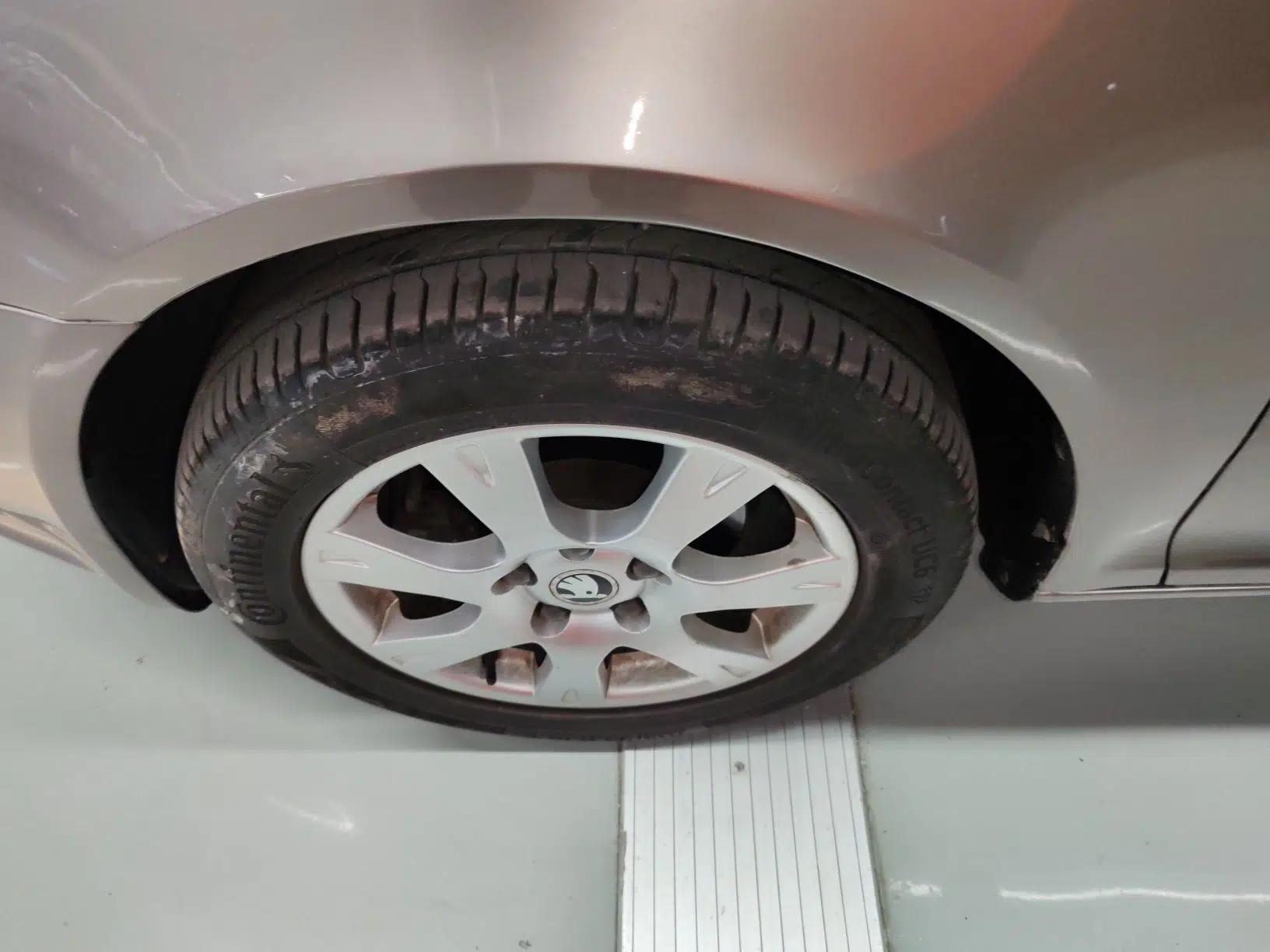 Skoda Octavia 2015 Classic Model 1.6L Automatic Elegance Edition — миниатюра 9