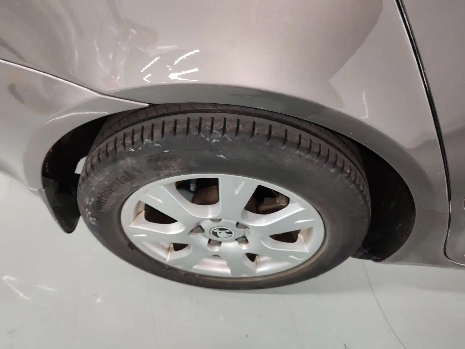 Skoda Octavia 2015 Classic Model 1.6L Automatic Elegance Edition — миниатюра 10