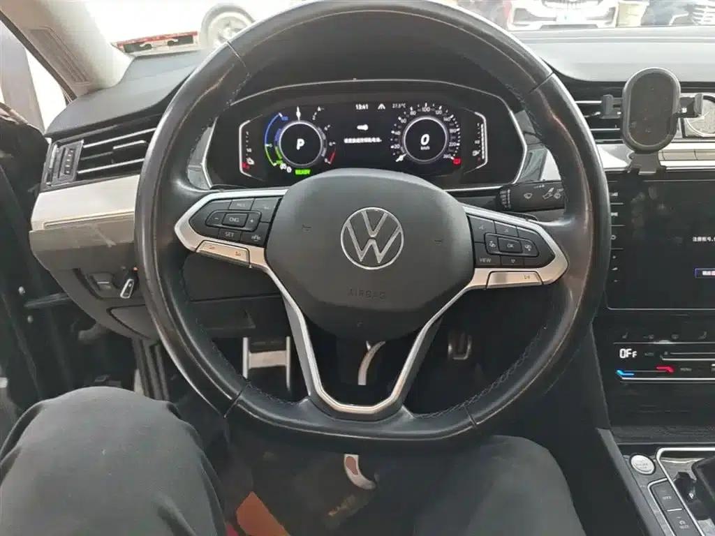 2022 Volkswagen Passat GTE Plug-in Hybrid GTE Luxury Model — миниатюра 11