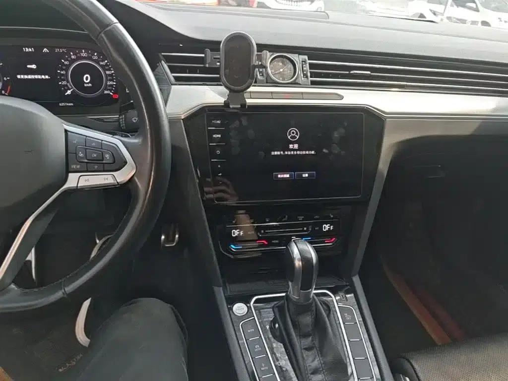 2022 Volkswagen Passat GTE Plug-in Hybrid GTE Luxury Model — миниатюра 13