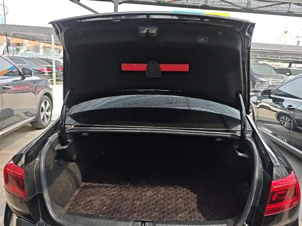 2022 Volkswagen Passat GTE Plug-in Hybrid GTE Luxury Model — миниатюра 19