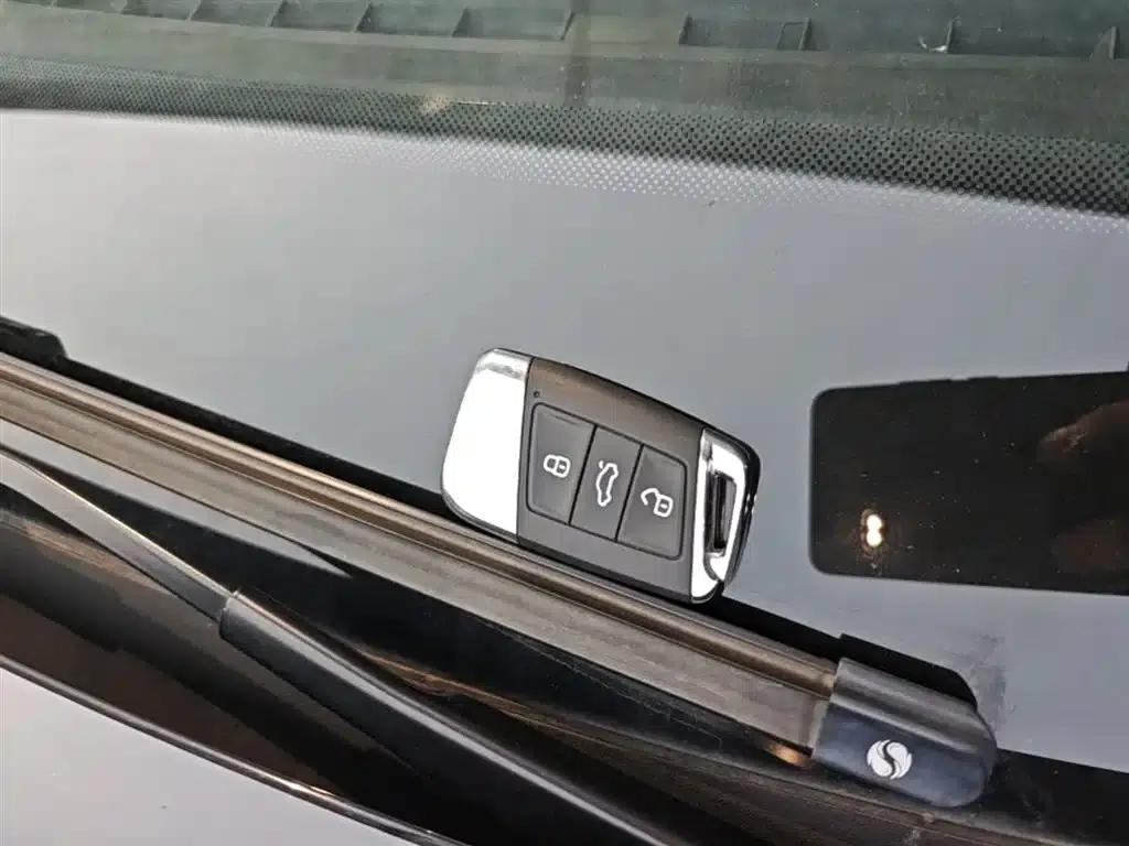 2022 Volkswagen Passat GTE Plug-in Hybrid GTE Luxury Model — миниатюра 9