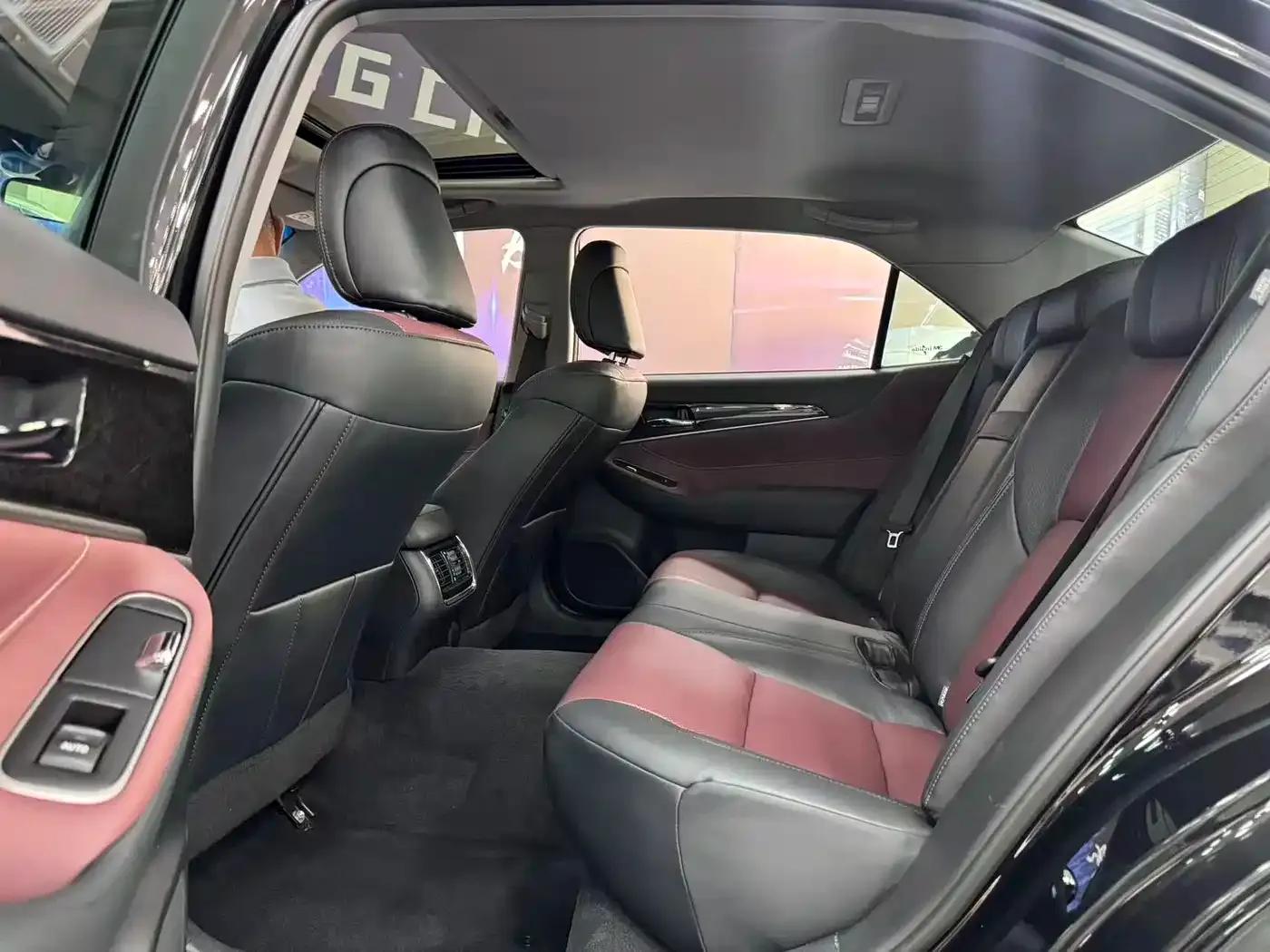 Crown 2018 2.0T Sport Edition — миниатюра 8