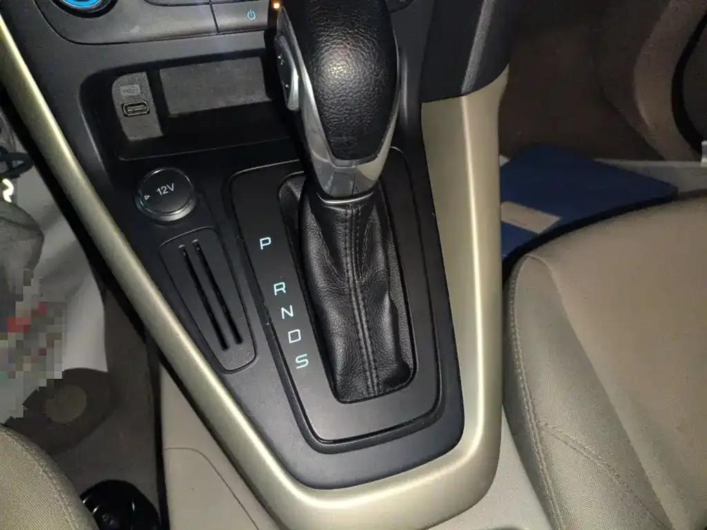 Ford Focus 2017 Sedan 1.6L Automatic Comfort Smart Edition — миниатюра 6